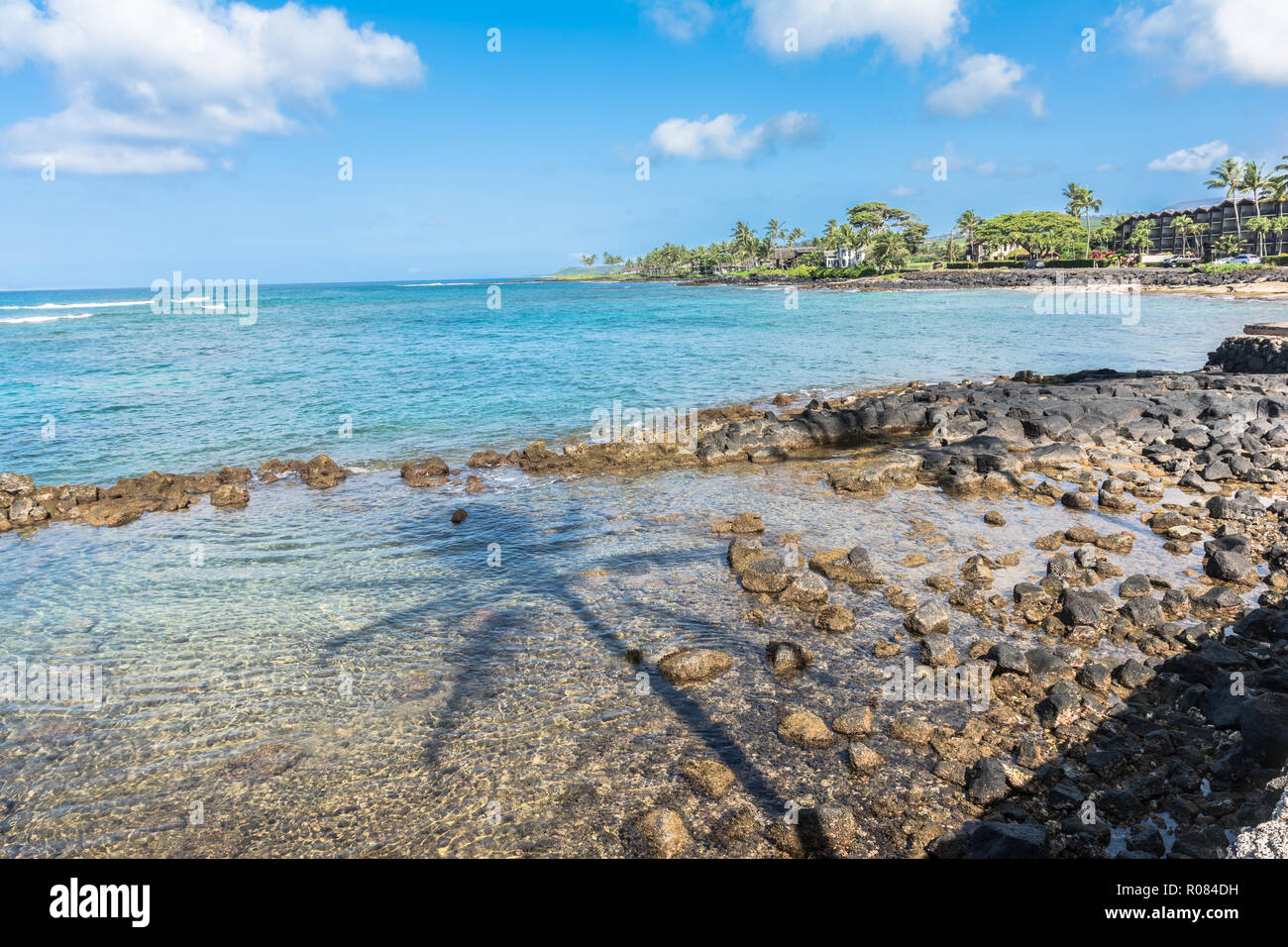 Acqua trasparente lungo la costa di Spouting Horn in Kauai, Hawaii Foto Stock