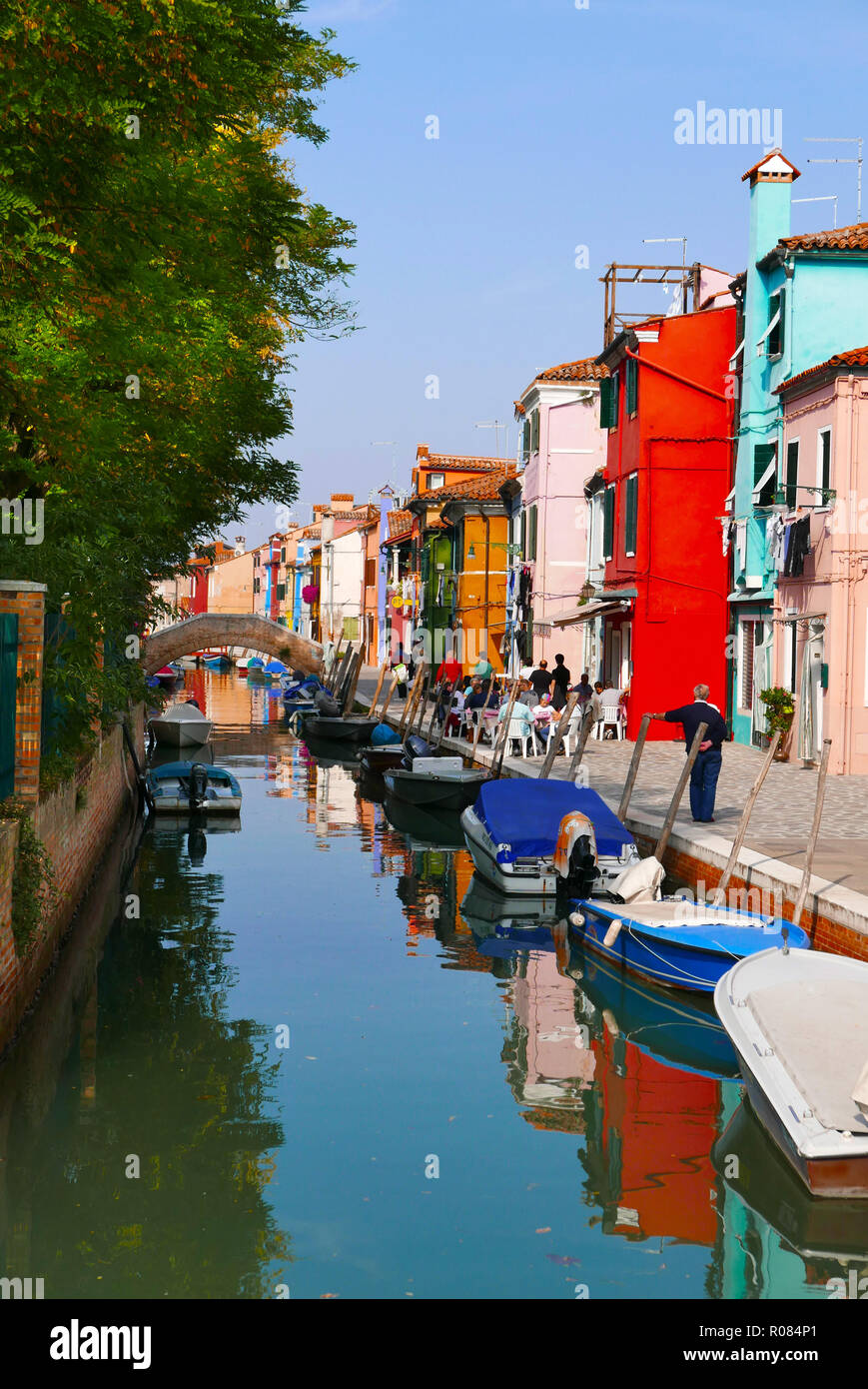 Vista sul canale del dipinto luminosamente case dell'isola di Burano nella laguna di Venezia Italia Foto Stock