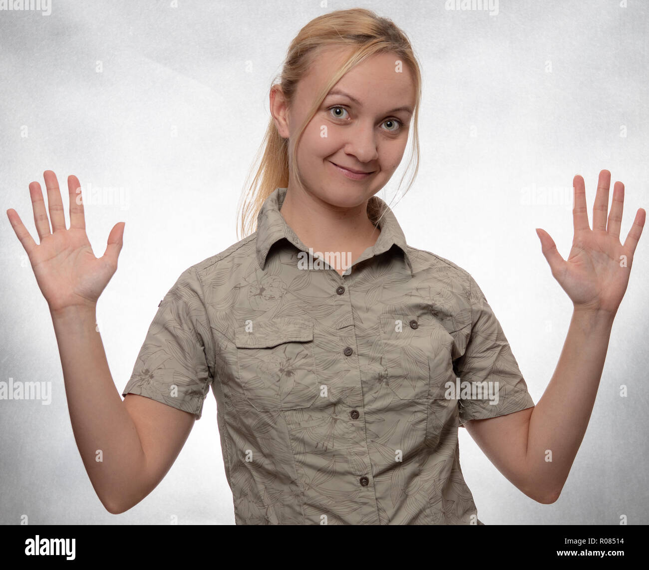Giovane donna in maglia di trekking con le mani in alto Foto Stock