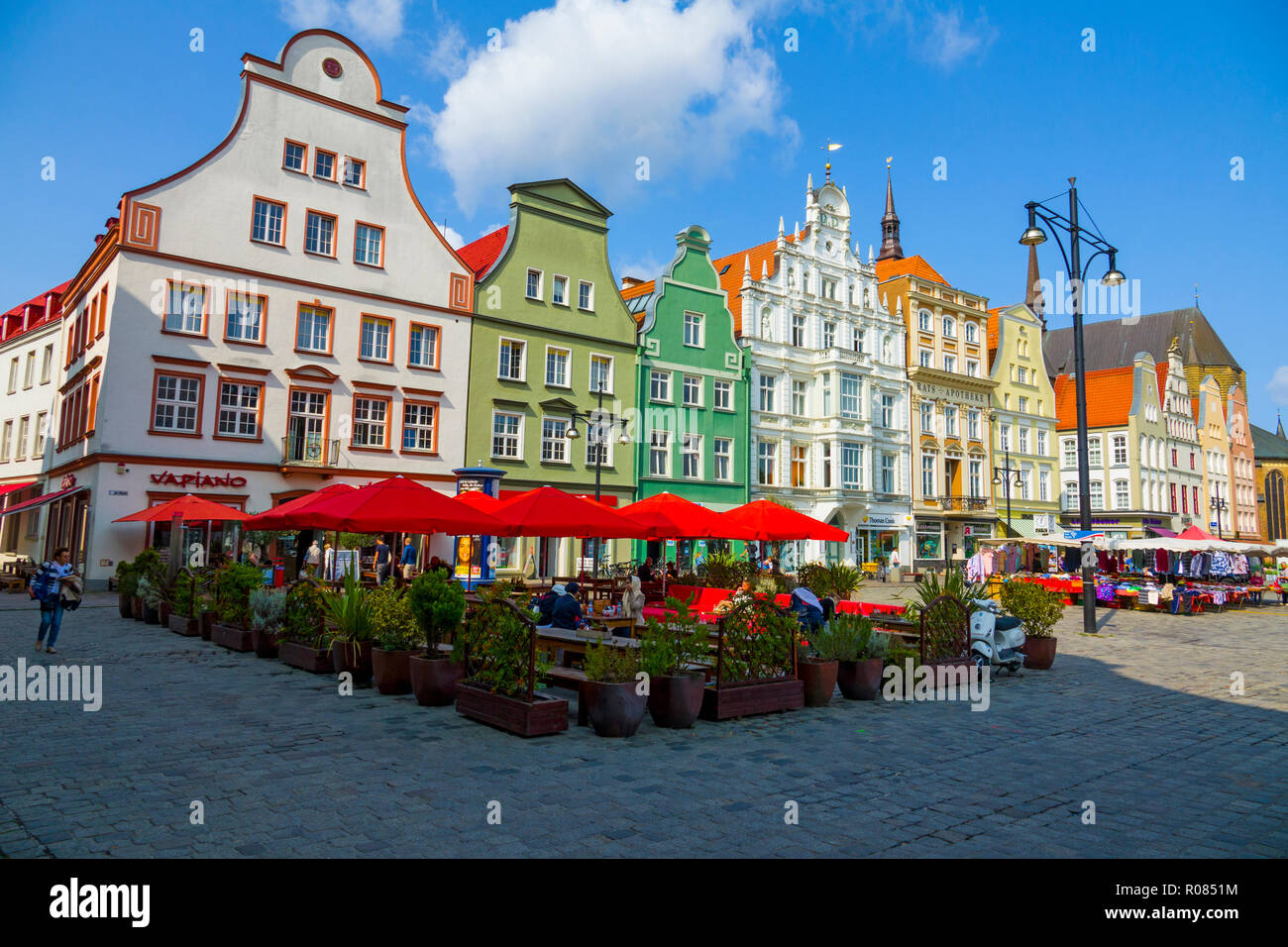 Una famosa nave da crociera stop sul Mar Baltico Rostock è una città a cavallo del fiume Warnow sulla costa nord della Germania. È conosciuto per Rostock Unive Foto Stock