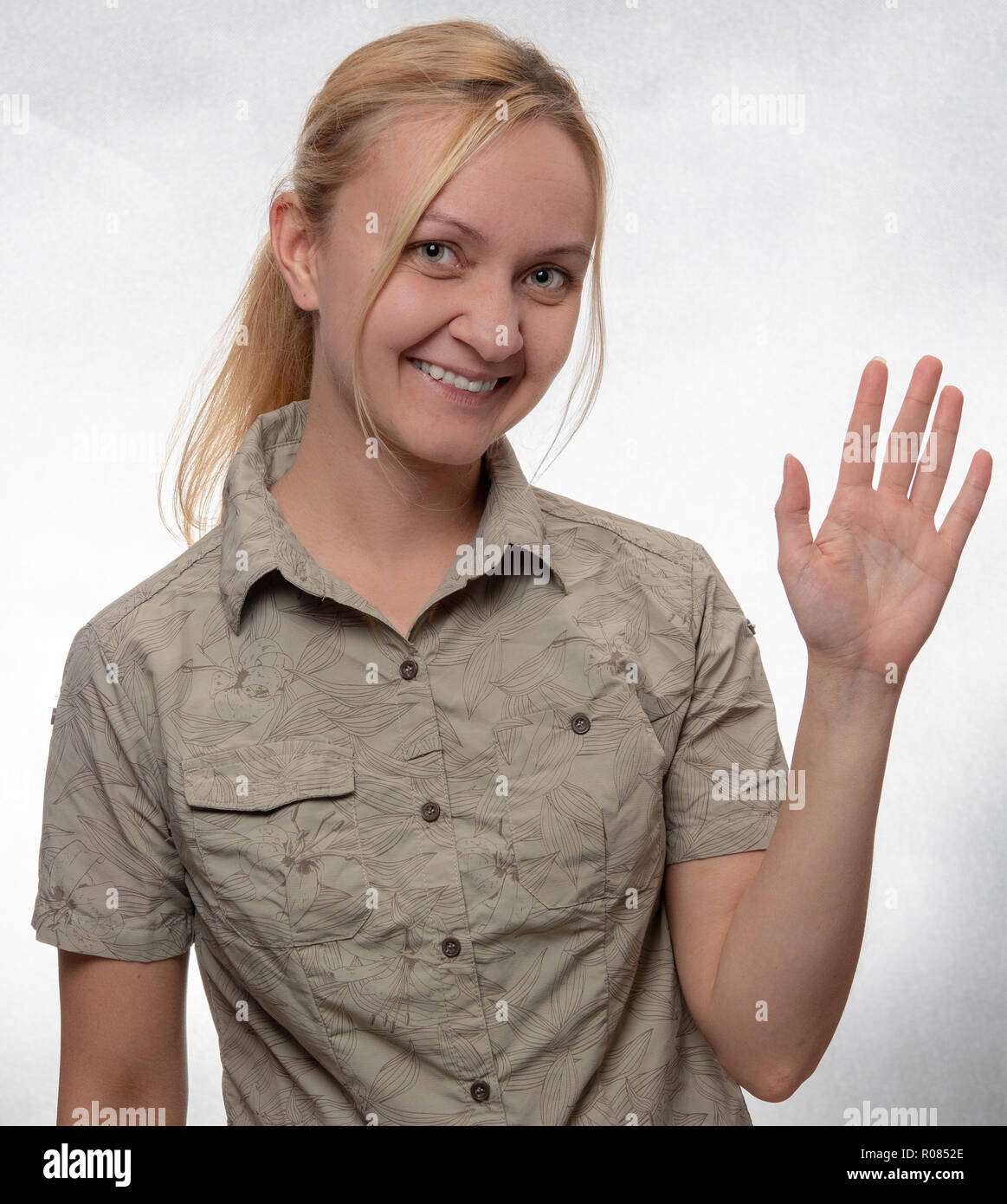 Giovane donna in trekking shirt con la mano Foto Stock