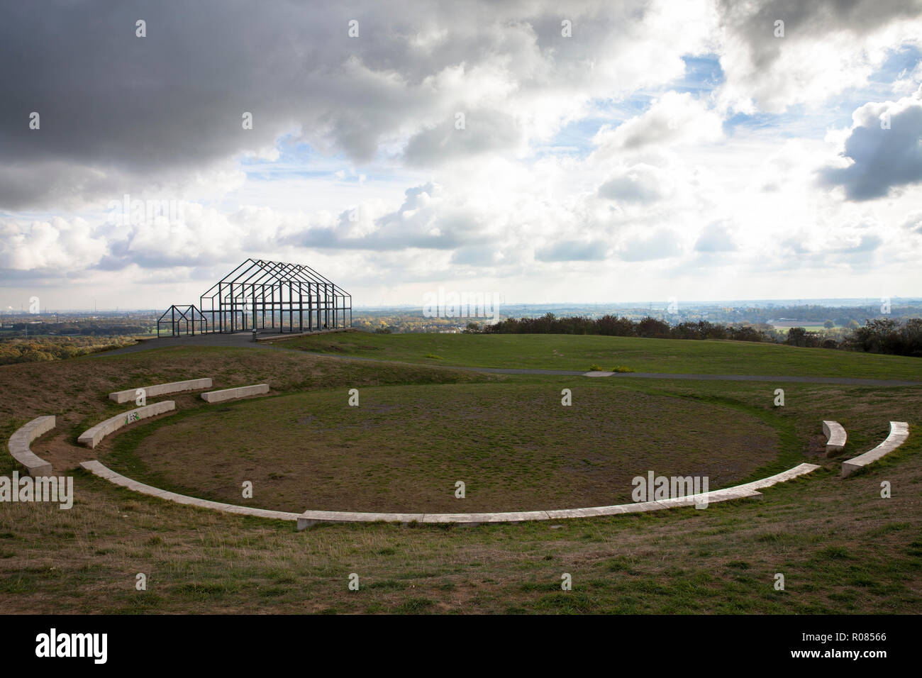 La sala house (hallenhaus) sulla parte superiore del mucchio Norddeutschland, Neukirchen-Vluyn, Germania. das Hallenhaus auf der Halde Nordeutschland, Himmelstreppe Foto Stock