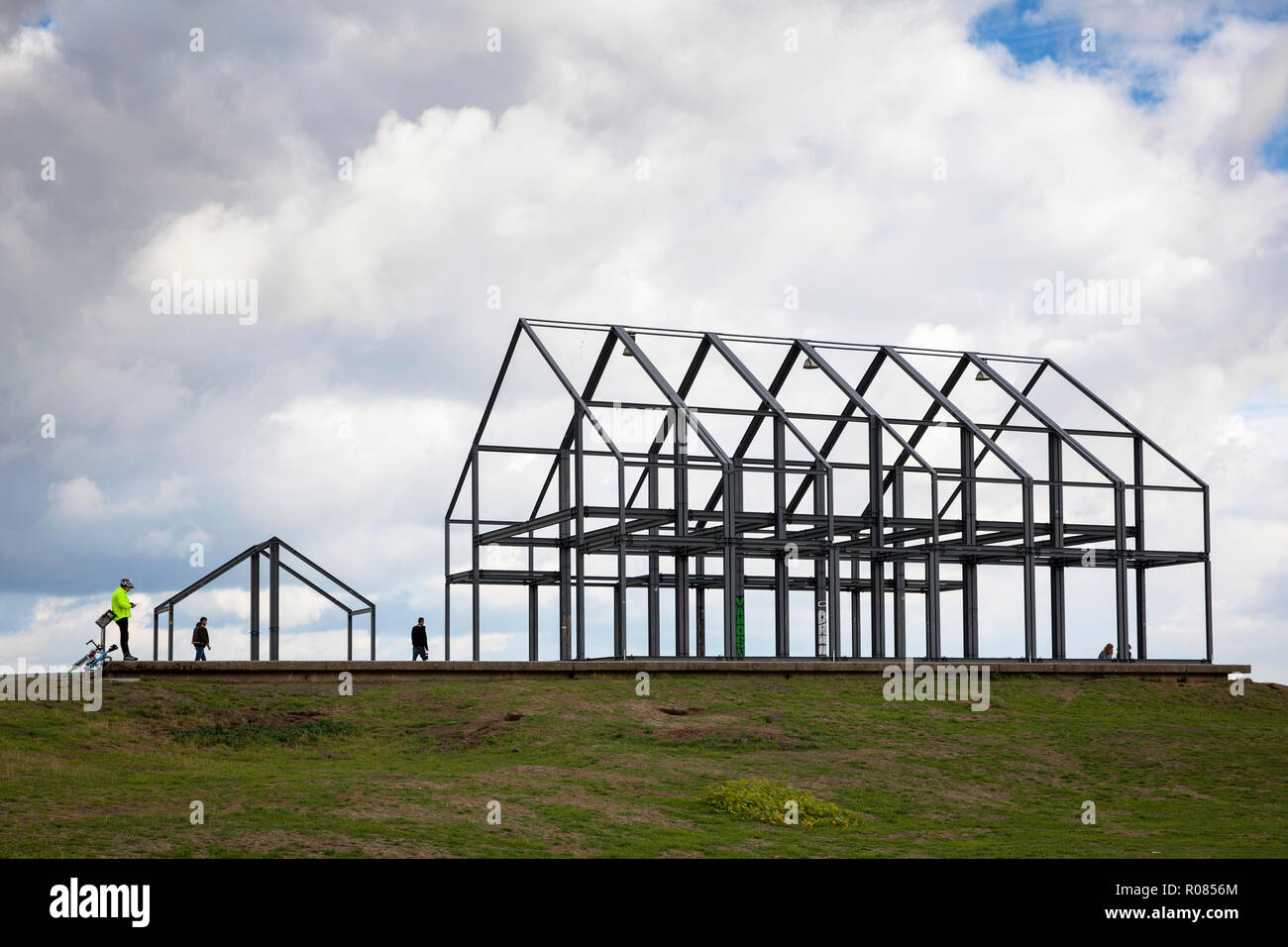 La sala house (hallenhaus) sulla parte superiore del mucchio Norddeutschland, Neukirchen-Vluyn, Germania. das Hallenhaus auf der Halde Nordeutschland, Himmelstreppe Foto Stock