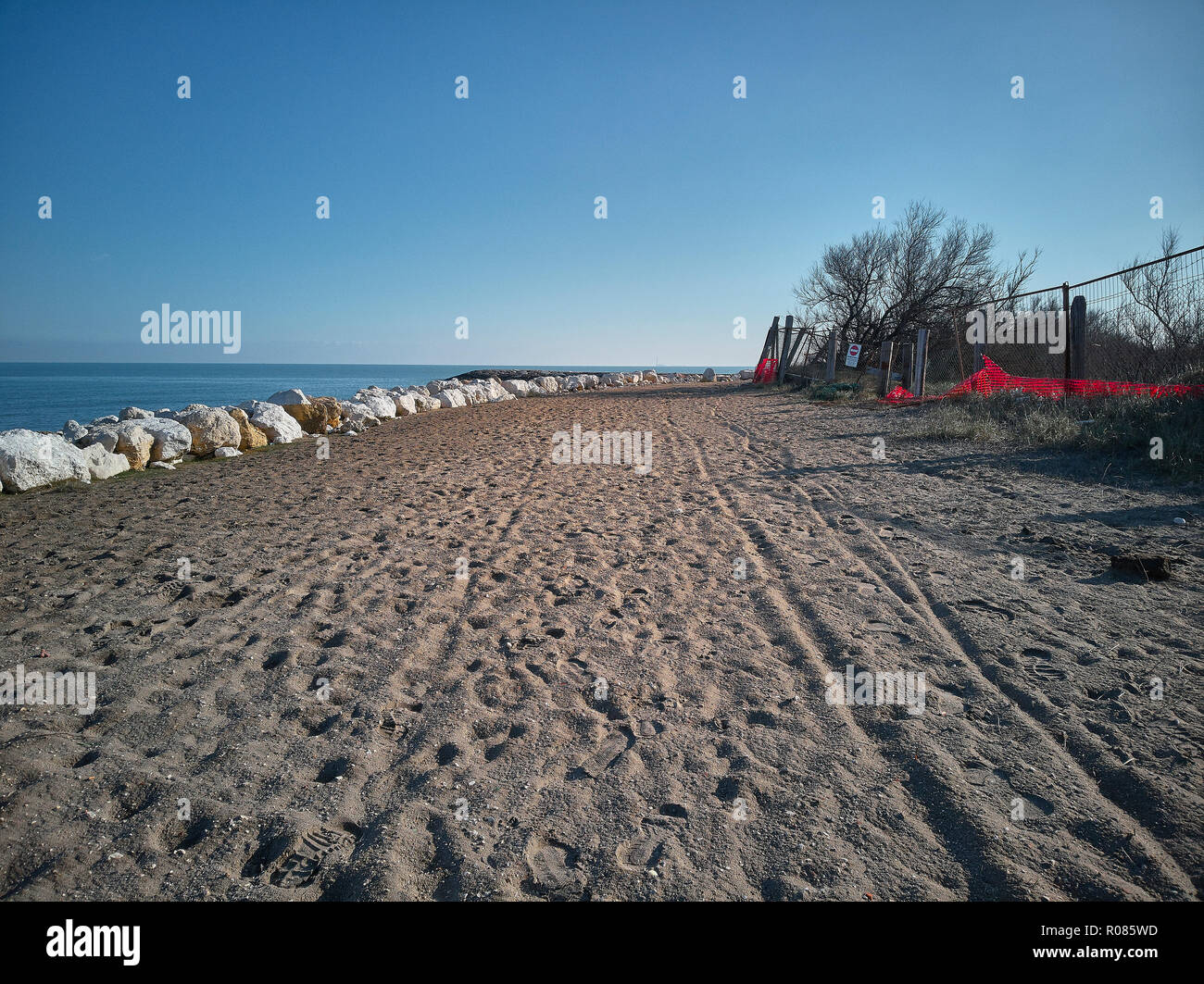 La sabbia e gli scogli; il camminamento per arrivare alla spiaggia: il luogo ideale dove tariffa solitarie passeggiate in mezzo alla tranquillità e alla Foto Stock