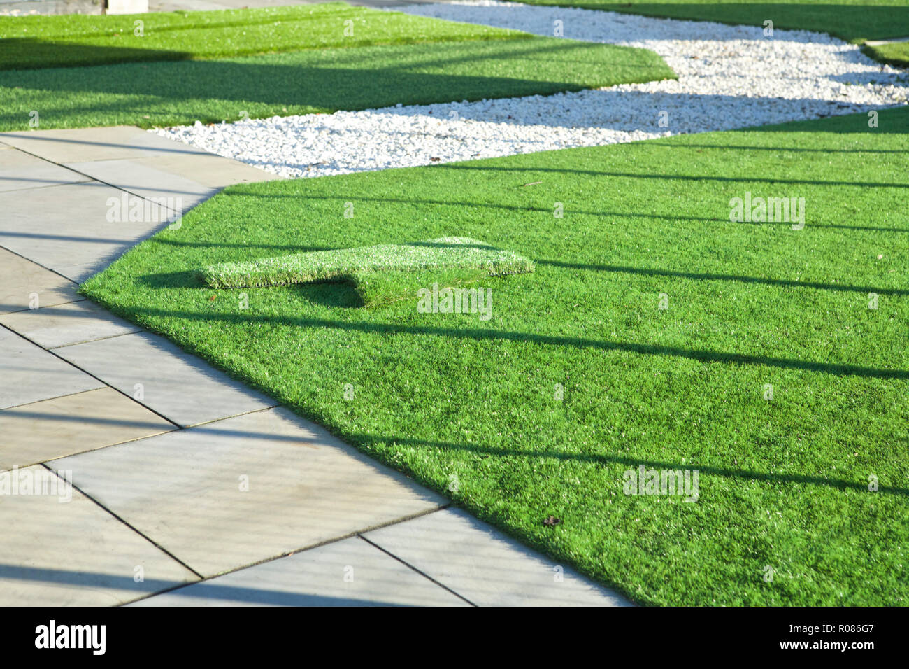 Prato artificiale giardino. Di erba artificiale e erba artificiale - REGNO UNITO. Foto Stock