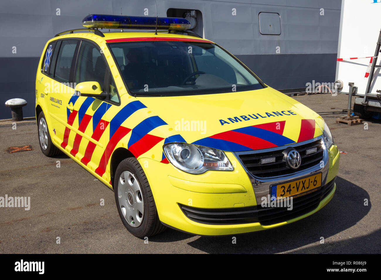 DEN Helder, Paesi Bassi - 7 LUG 2012: Volkwagen Touran ambulanza EMS auto presso la marina olandese giorni Foto Stock