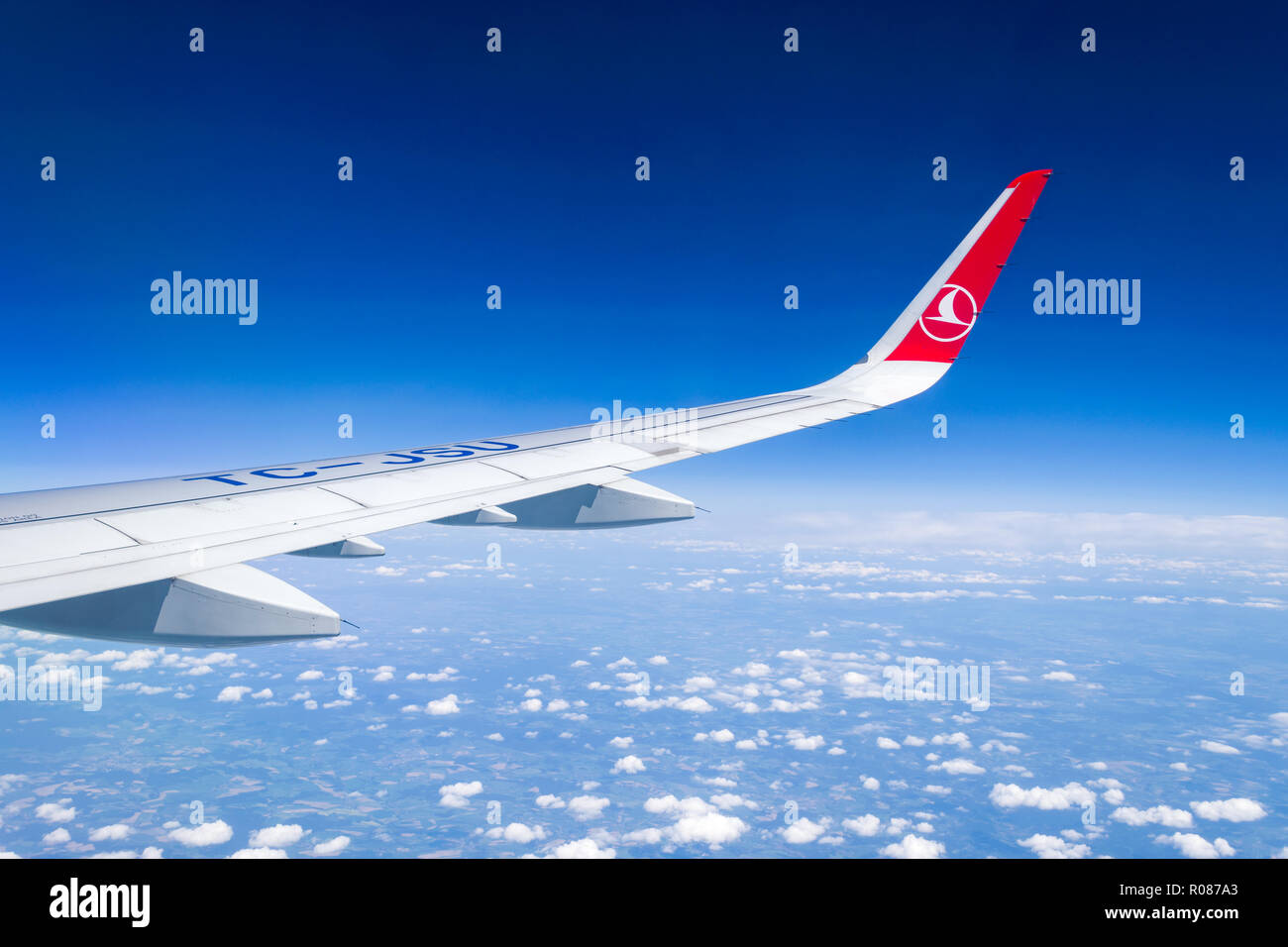 Interni cabina vista di un Turkish Airlines Airbus A321 ala volare nel cielo blu sopra le nuvole di luce Foto Stock