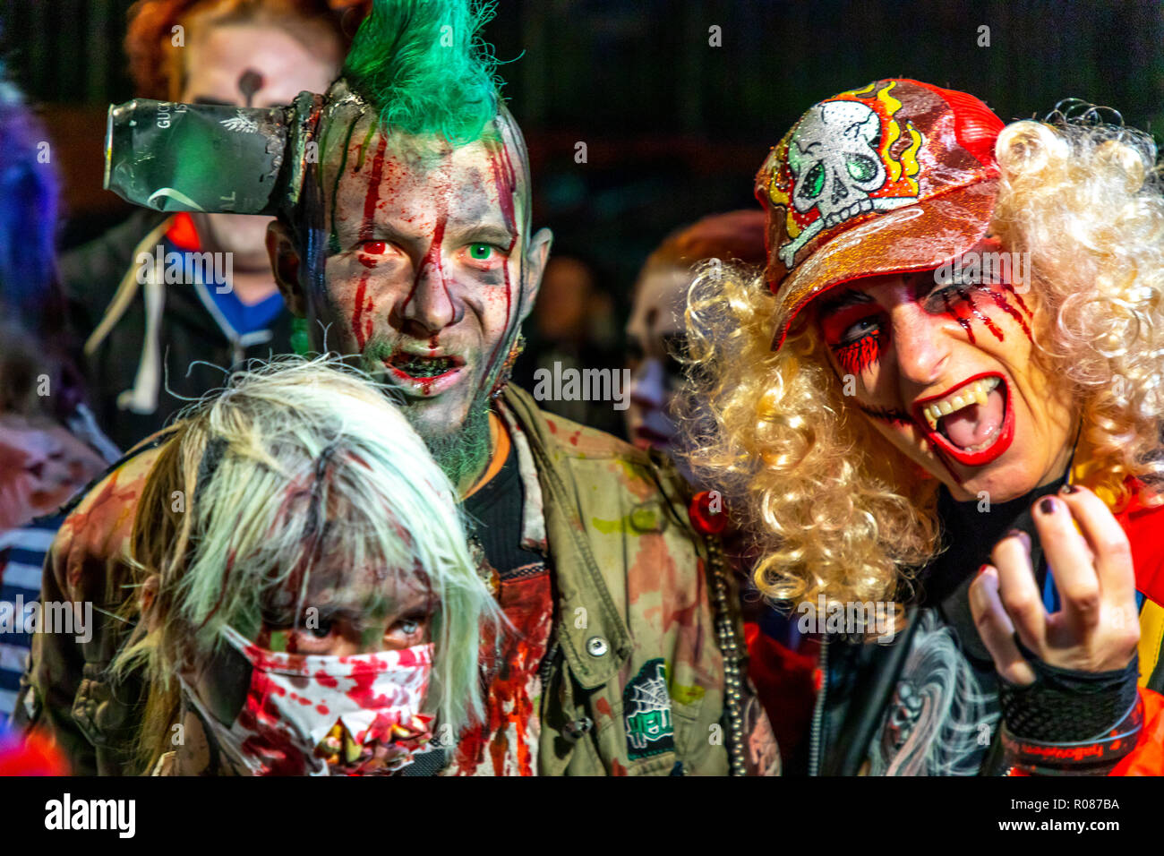 I partecipanti di zombie a piedi in Essen, sulla serata di Halloween, nel centro della città, molte centinaia di zombie e monster esecutori si incontrano e si muovono throu Foto Stock