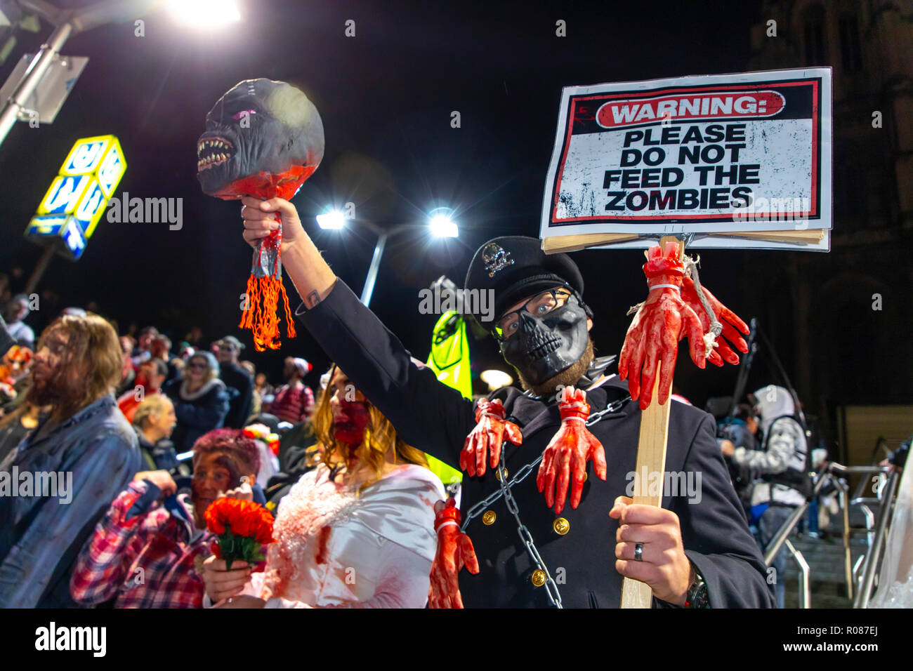 I partecipanti di zombie a piedi in Essen, sulla serata di Halloween, nel centro della città, molte centinaia di zombie e monster esecutori si incontrano e si muovono throu Foto Stock