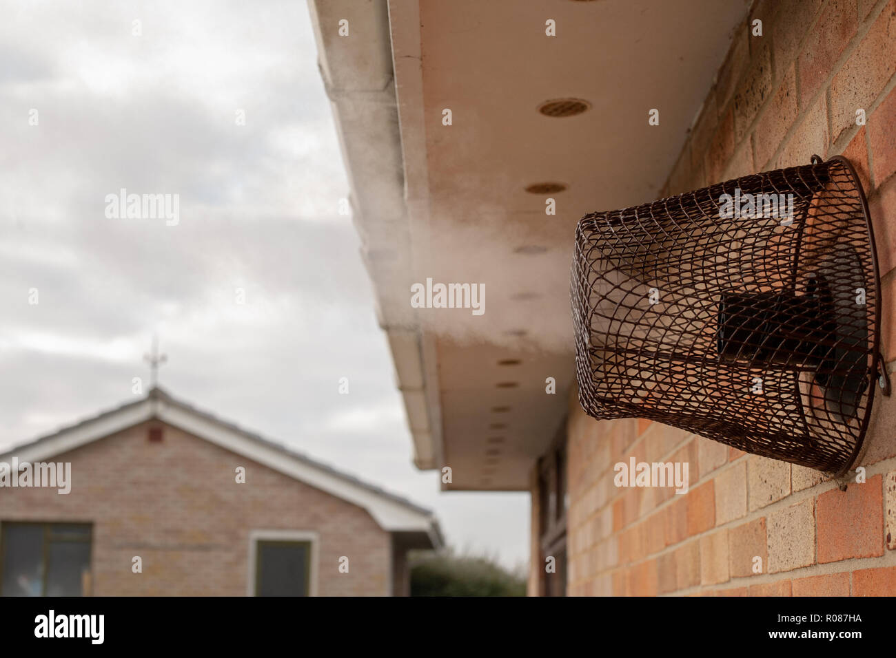 Bocchetta di riscaldamento spingendo fuori vapore in inverno Foto Stock