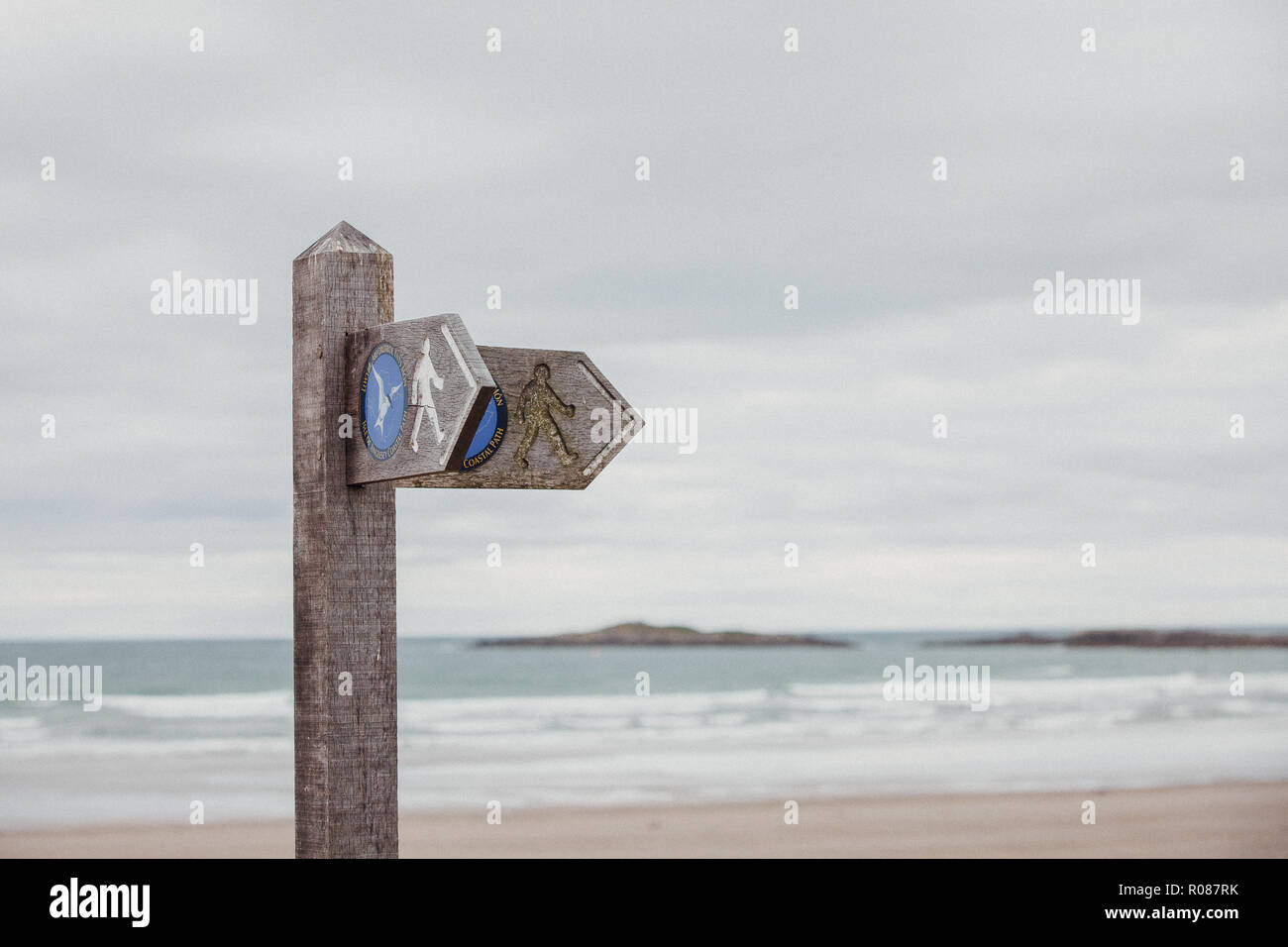 Anglesey sentiero pubblico segno sulla spiaggia Cymyran, Traeth Cymyran, Rhosneigr, Galles del Nord, Regno Unito Foto Stock