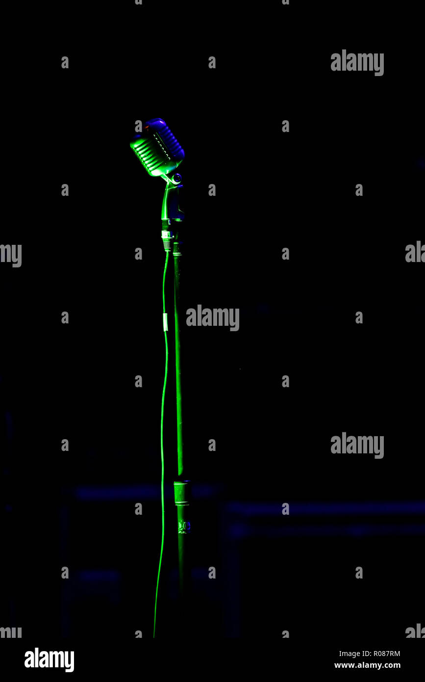 Microfono sul palco con sfondo nero Foto Stock