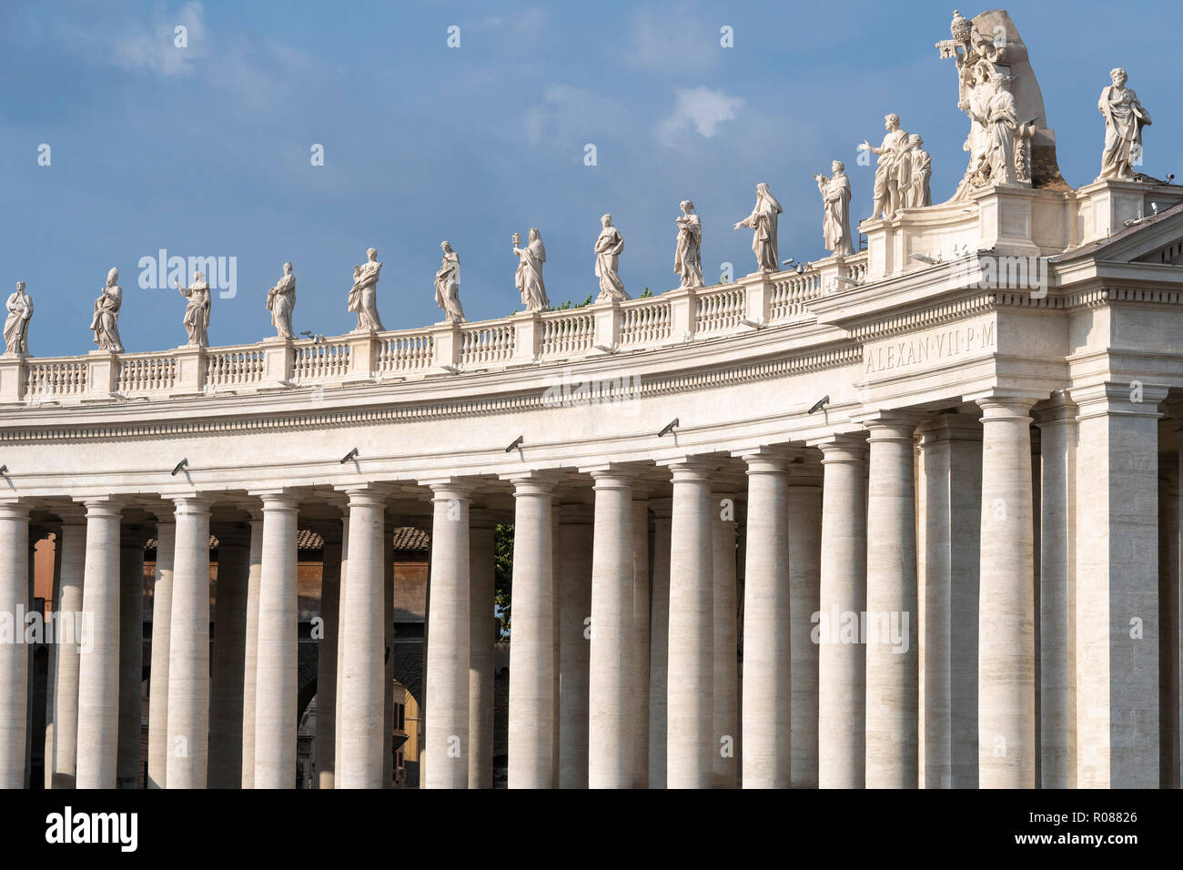 Dettaglio del xvii sec. colonnato di Piazza San Pietro, che è stato disegnato da Gian Lorenzo Bernini. Nel cuore della Città del Vaticano, Roma, Italia. Foto Stock