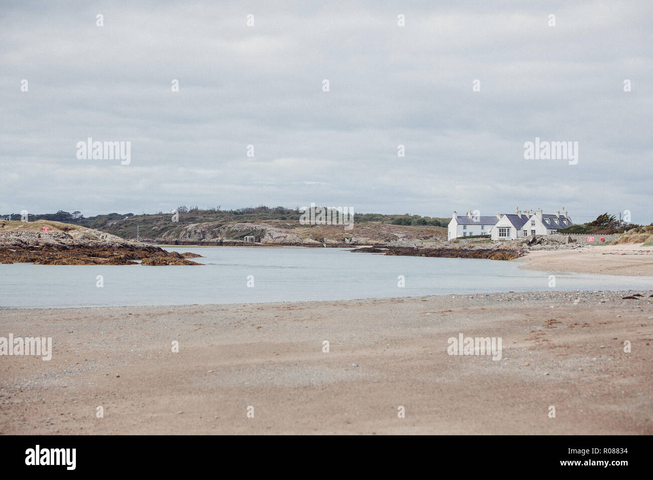 Visualizza in basso il mare interno da Cymyran Beach, Rhosneigr, Anglesey, Galles del Nord, Regno Unito Foto Stock