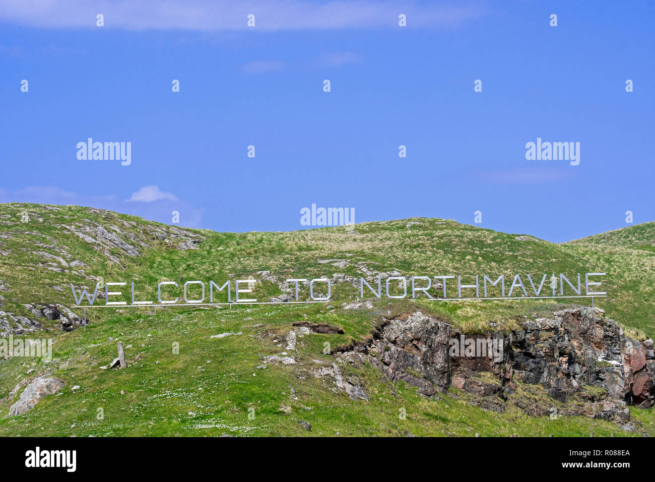 Enorme di lettere di benvenuto a Northmavine segno a Mavis Grind in Northmavine, isole Shetland, Scotland, Regno Unito Foto Stock