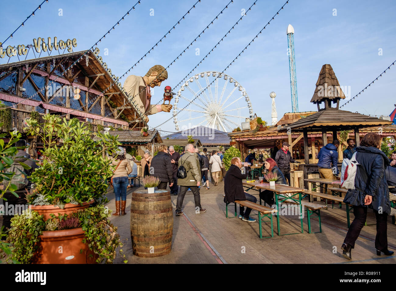 I londinesi e turisti camminare, mangiare e bere presso il villaggio bavarese, Winter Wonderland Festival di Natale, Hyde Park, Londra, Inghilterra. Dic 2016 Foto Stock