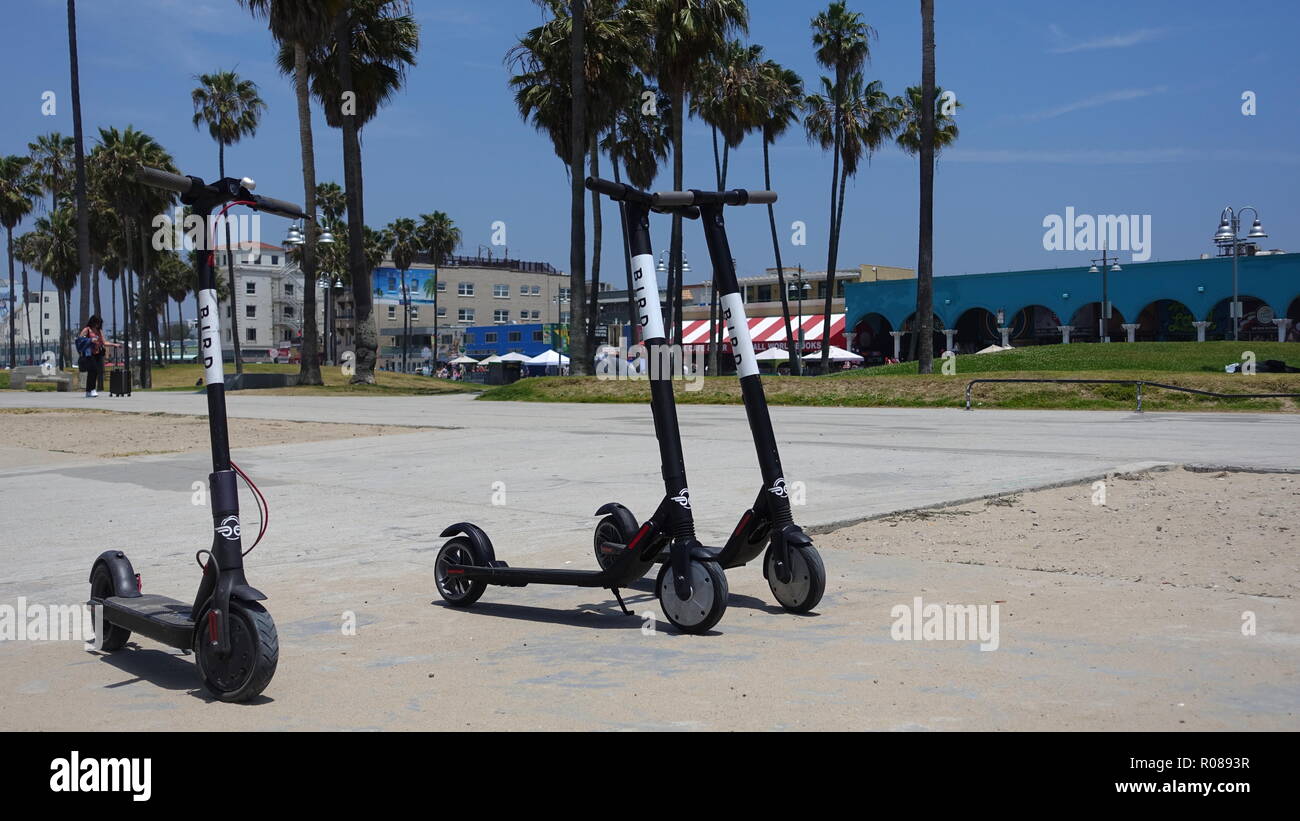 Nero tre dockless uccello elettrico scooter pronto per affitto a Venice Beach, CA Foto Stock