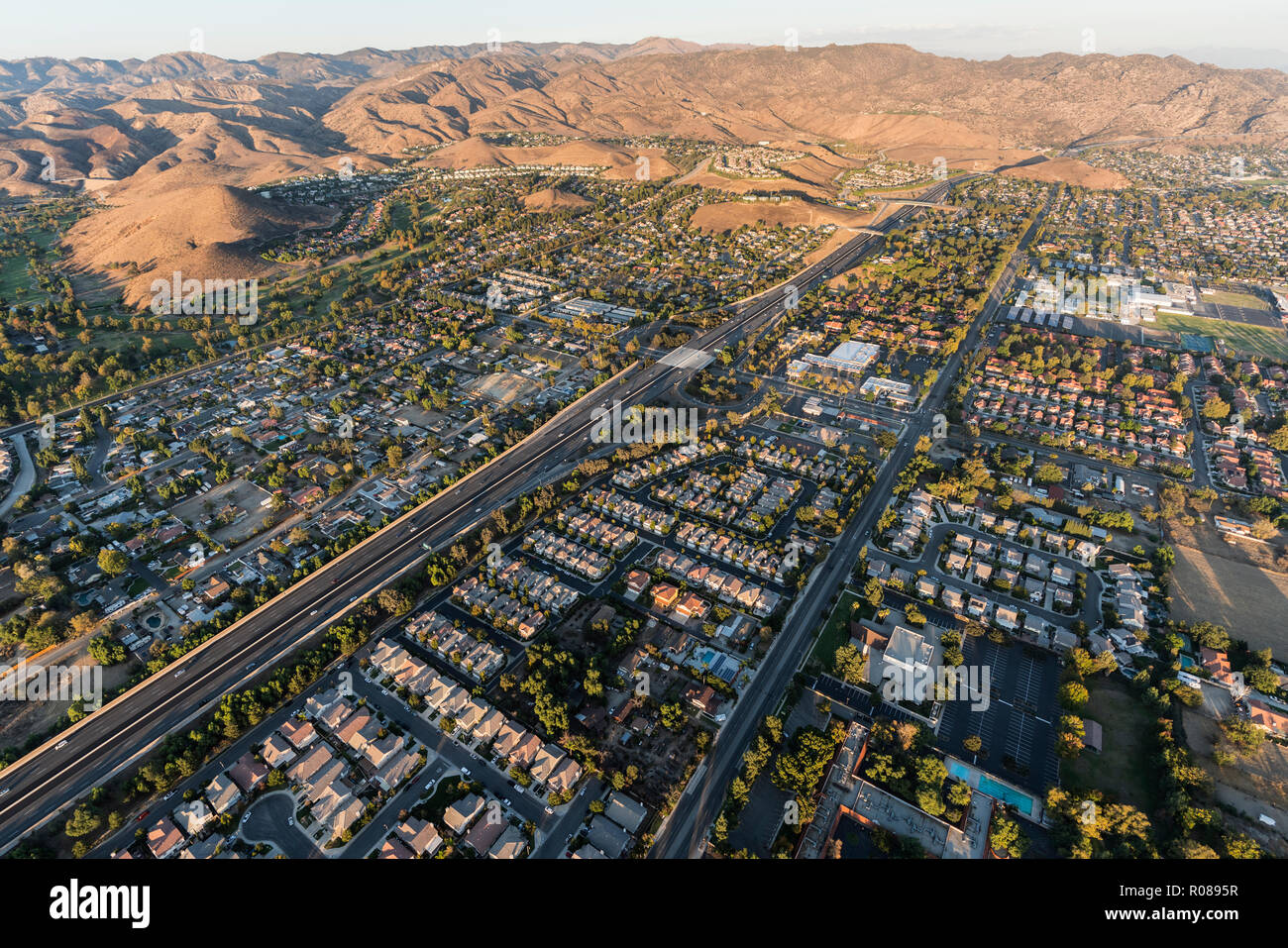 Vista aerea di Simi Valley, route 118 freeway e la Santa Susana montagne vicino a Los Angeles, California. Foto Stock