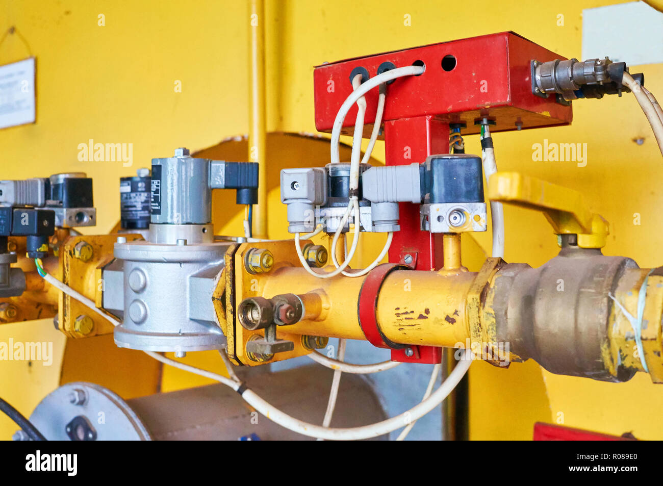 Regolatore della pressione del gas nel condotto di colore giallo. Foto Stock
