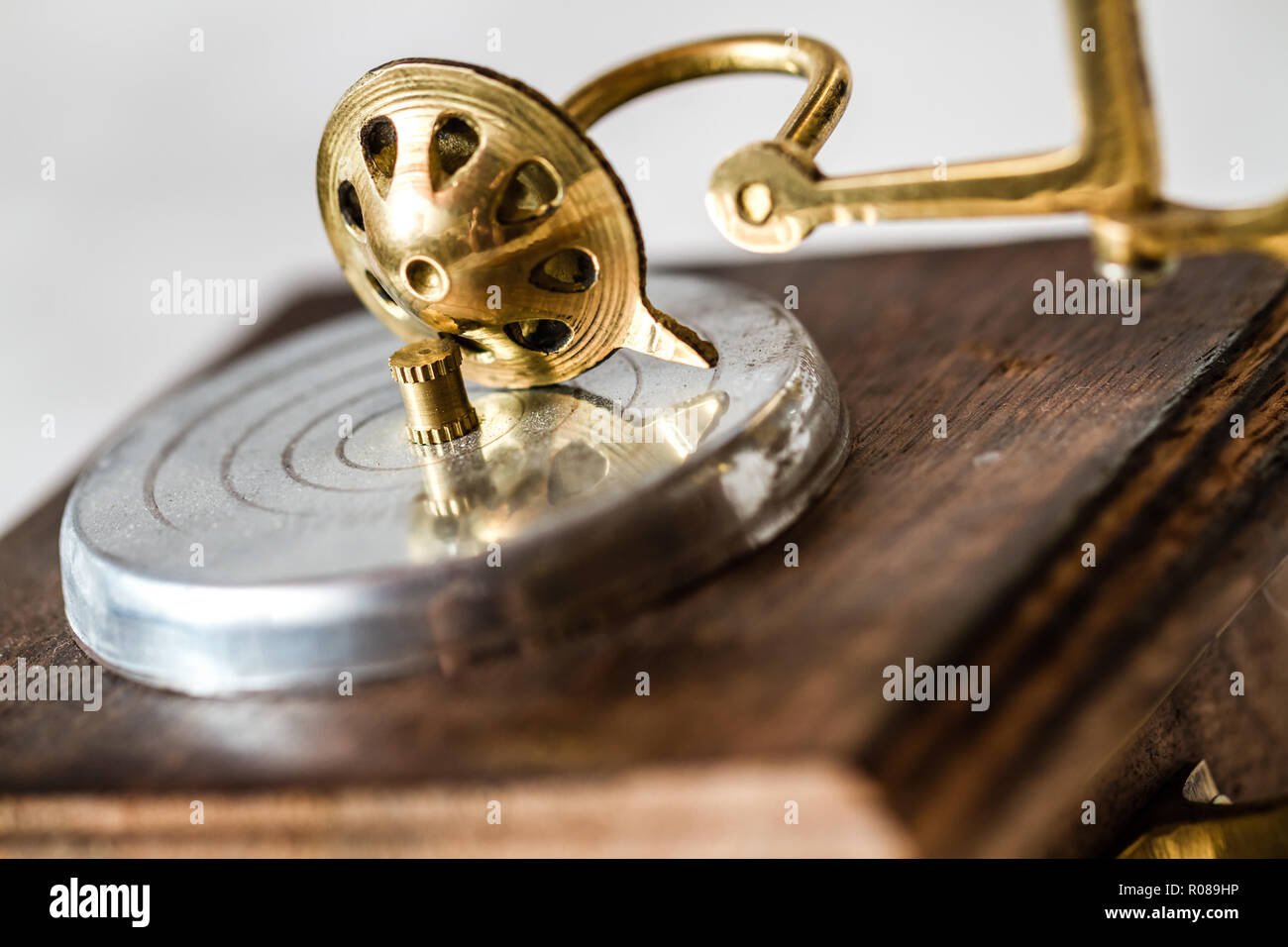 Vecchio grammofono con altoparlante a tromba sulle piastre Foto Stock