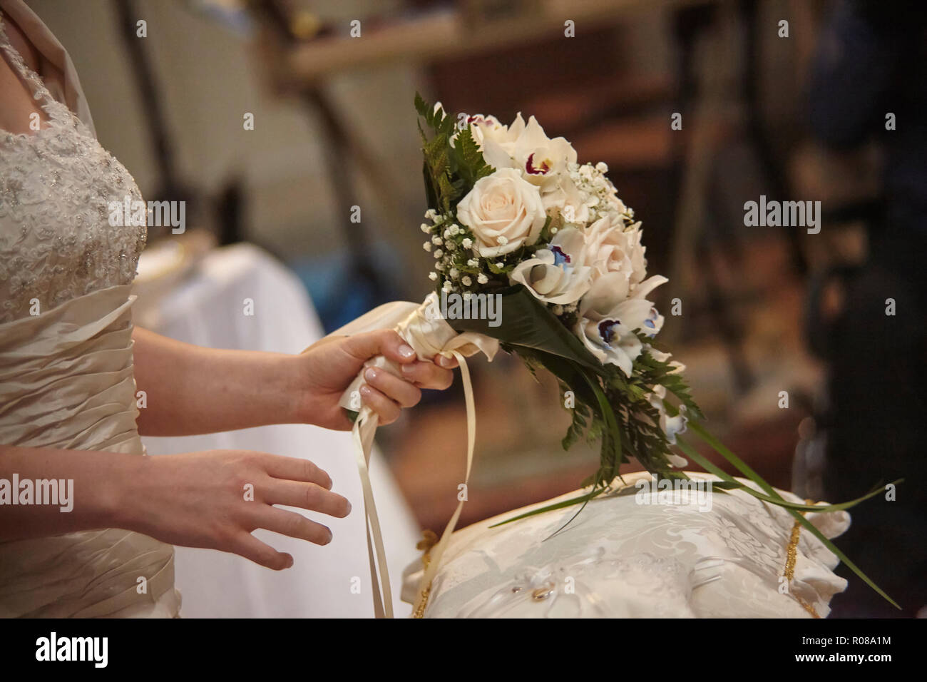 Bouquet doppio tenuto in mano dalla sposa durante la celebrazione del matrimonio. Foto Stock