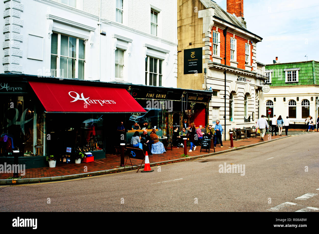 Trovare macinare coffee shop, High street, Tunbridge Wells, Kent, Inghilterra Foto Stock