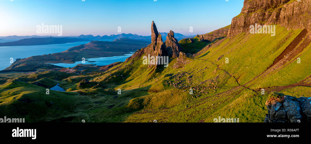 Alba presso il vecchio uomo di Storr, Trotternish Peninsula, Isola di Skye in Scozia Foto Stock