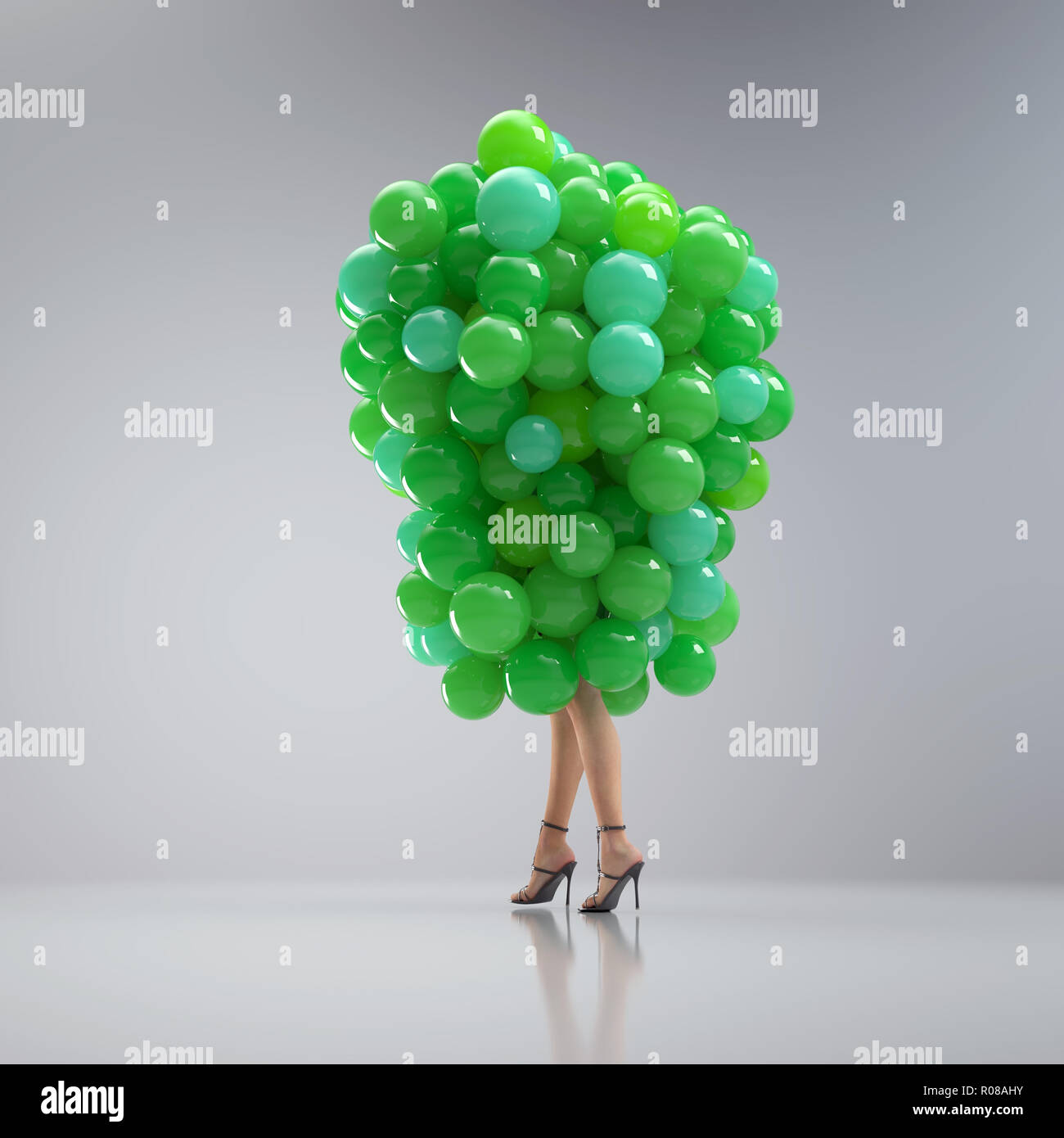 Donna attraente in un grappolo di palloncini Foto Stock