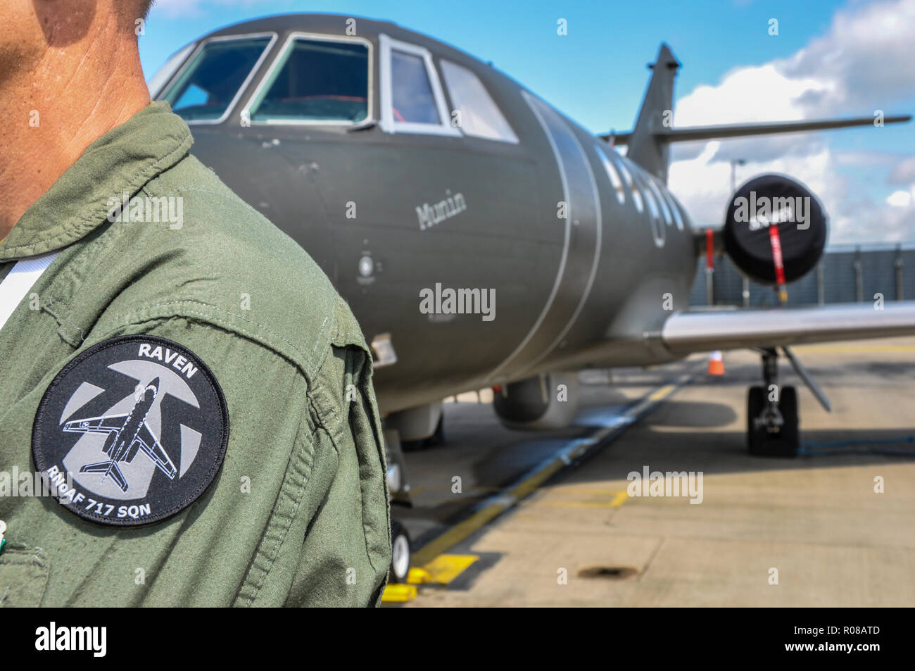 Royal Norwegian Air Force 717 Squadrone membro di equipaggio con Dassault Falcon 20 Raven usato per la guerra elettronica. Piano, aereo, convertito bizjet Foto Stock