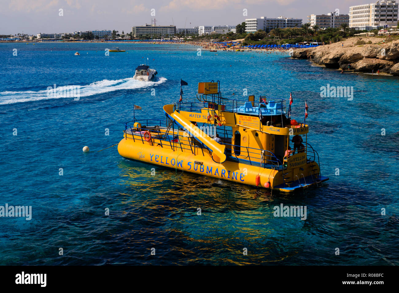 Sottomarino Giallo imbarcazione da diporto presso il ponte di amore, Ayia Napa, Cipro Ottobre 2018 Foto Stock
