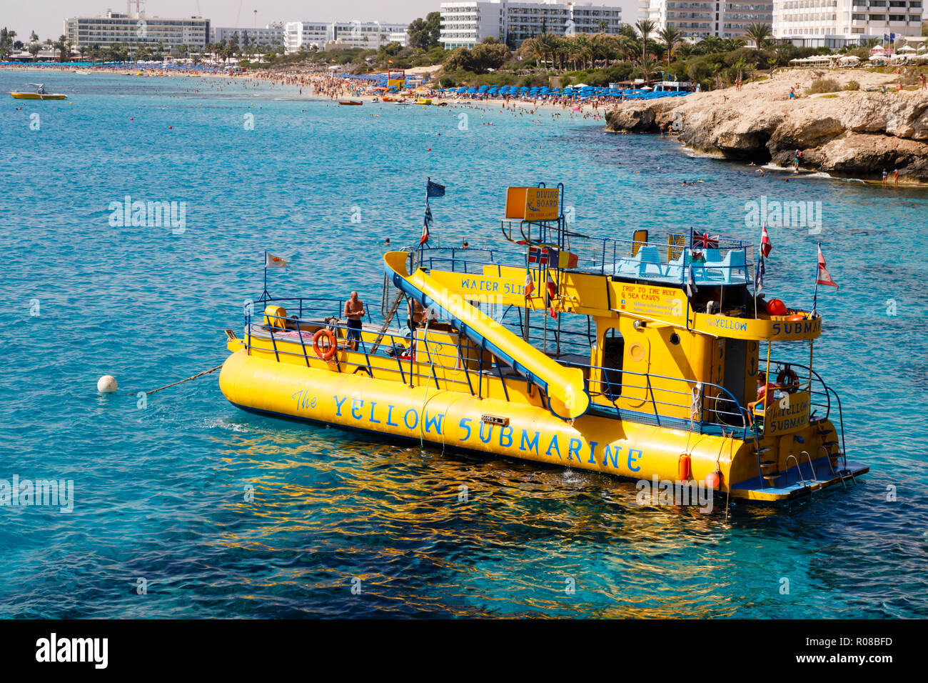 Sottomarino Giallo imbarcazione da diporto presso il ponte di amore, Ayia Napa, Cipro Ottobre 2018 Foto Stock