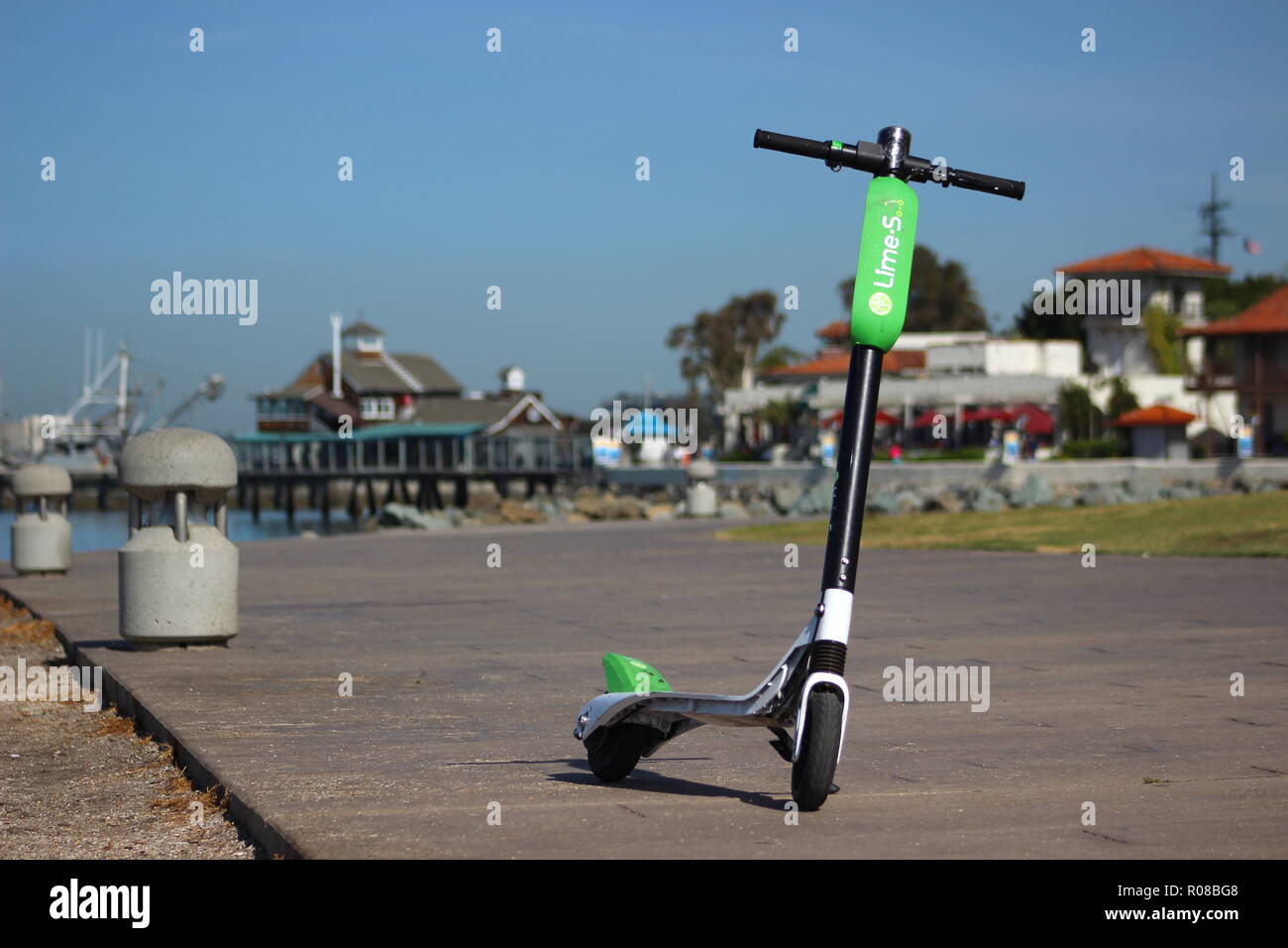 Close up di un verde lime-S Limebike dockless elettrico scooter in affitto nel centro cittadino di San Diego Foto Stock