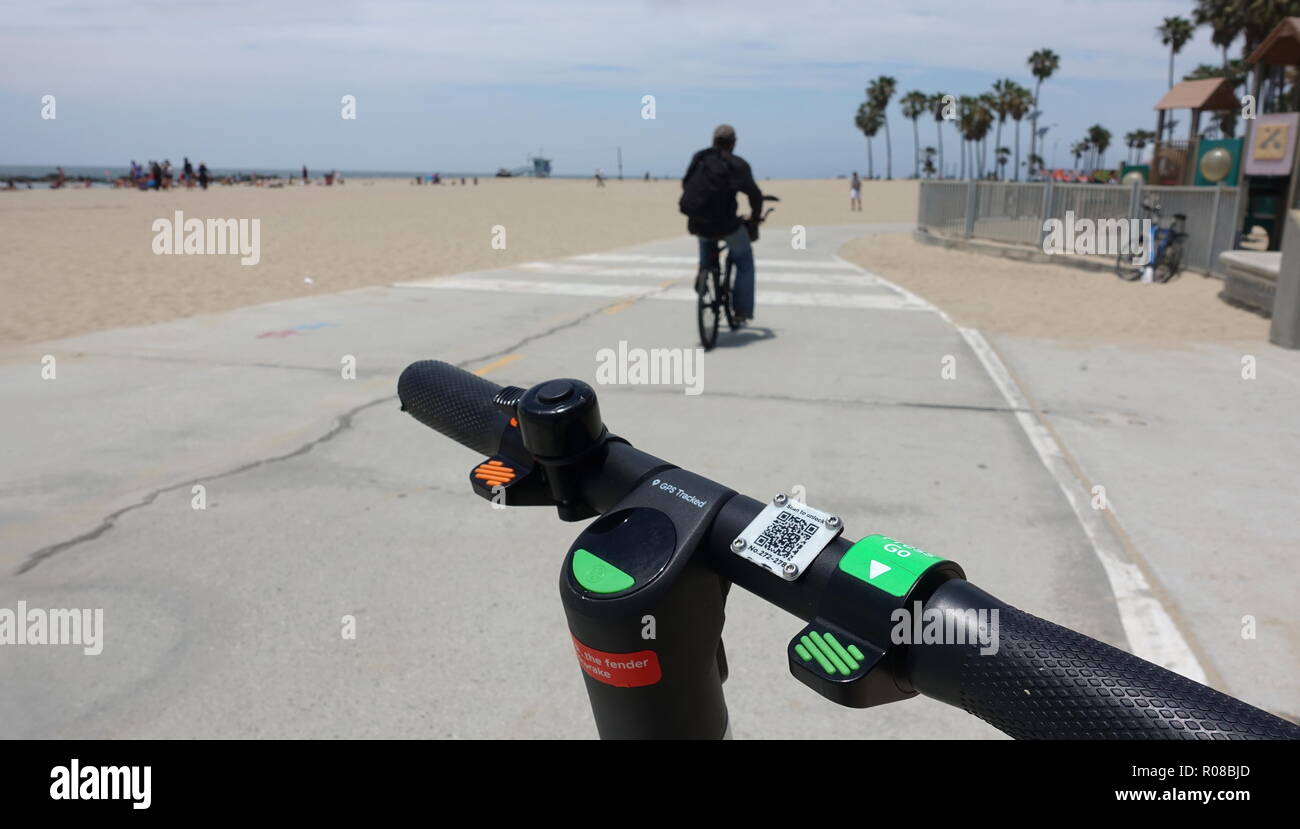 Un verde lime-S (Limebike) dockless elettrico scooter è parcheggiato e pronto per essere affittato sulla spiaggia di Venezia percorso per biciclette Foto Stock