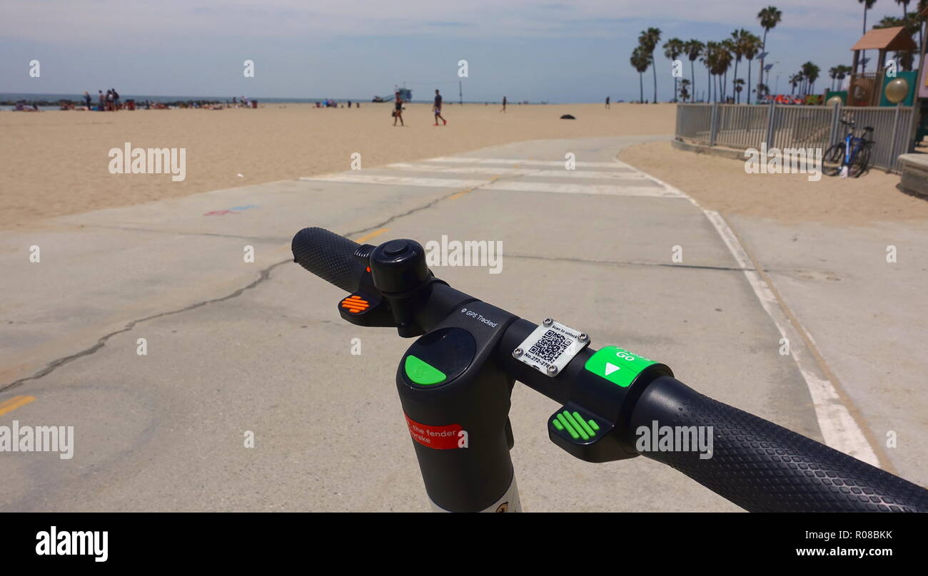 Un verde lime-S (Limebike) dockless elettrico scooter è parcheggiato e pronto per essere affittato sulla spiaggia di Venezia percorso per biciclette Foto Stock