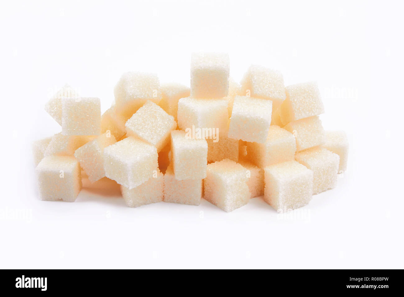 Zolletta di zucchero su sfondo bianco Foto Stock