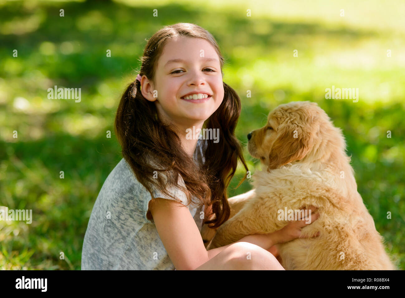 Gioiosa ragazza con il suo animale domestico Foto Stock