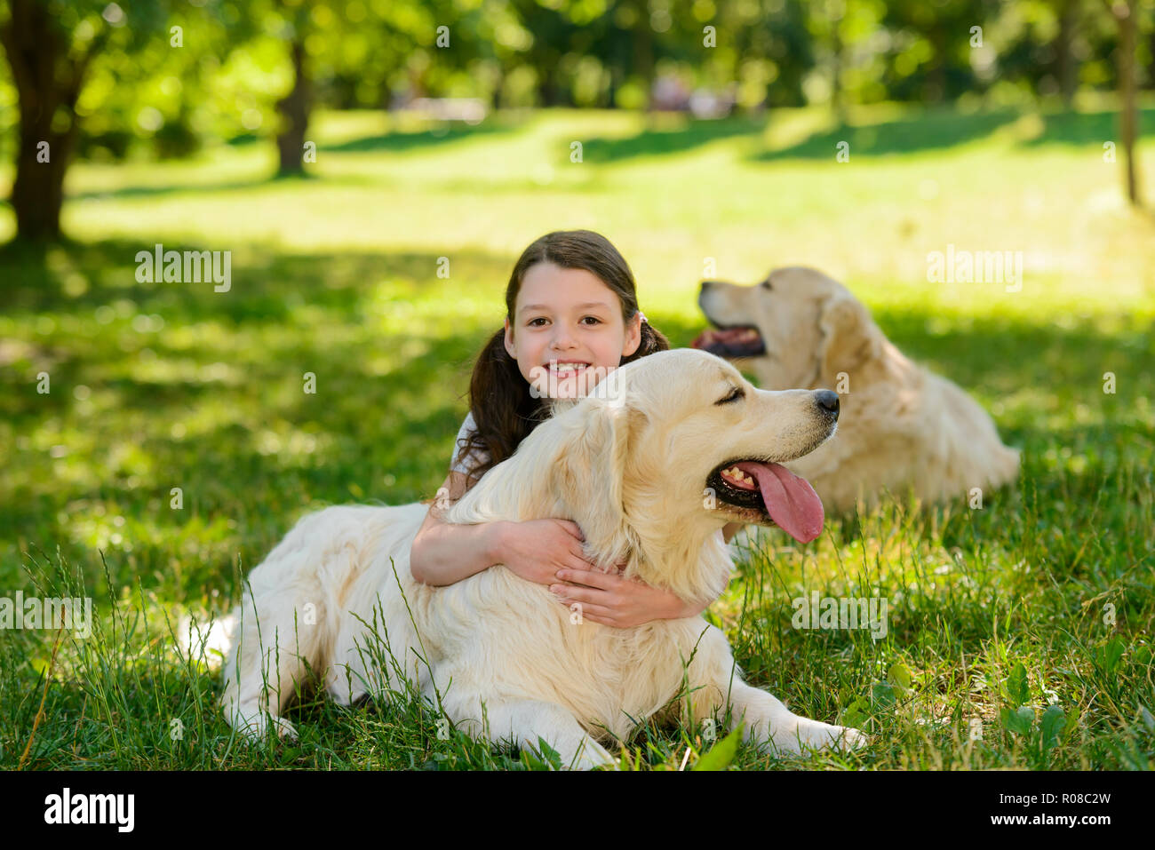Ragazza è abbracciando un cane Foto Stock