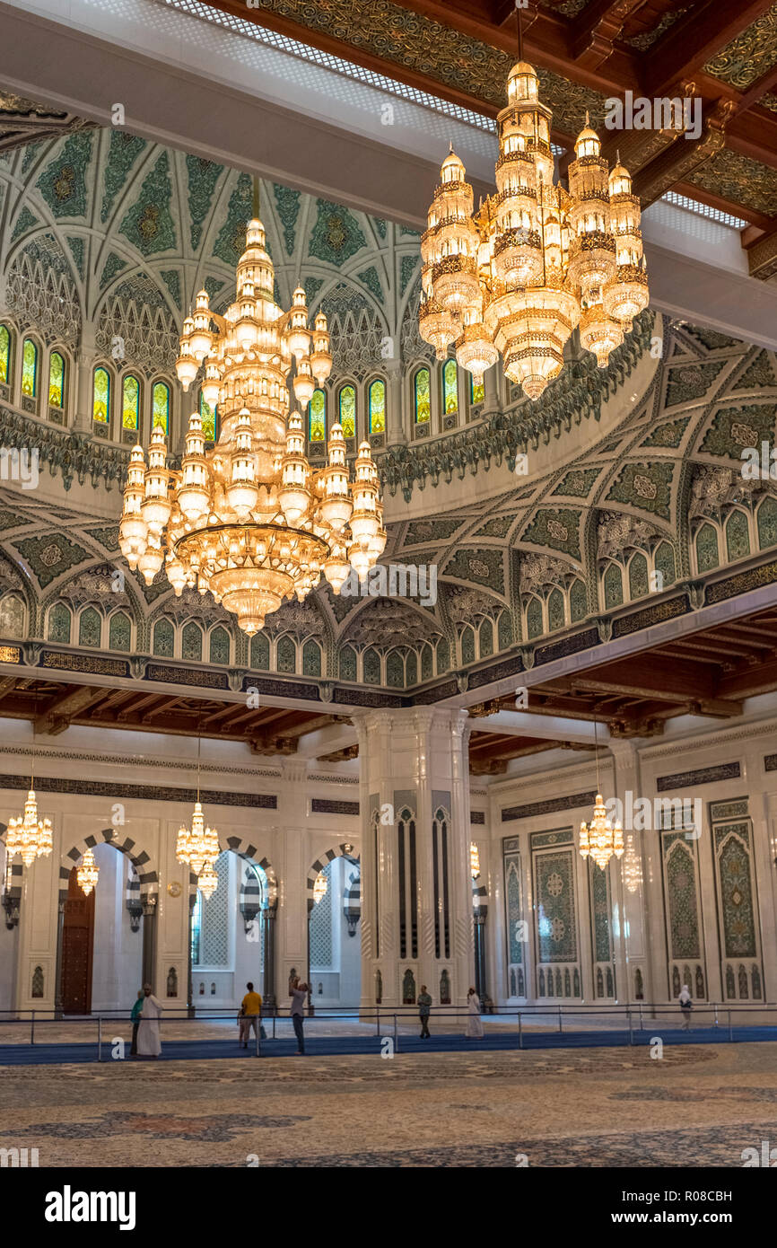 Lampadari e intricati dettagli architettonici in Sultan Qaboos Grande Moschea, Muscat Oman Foto Stock
