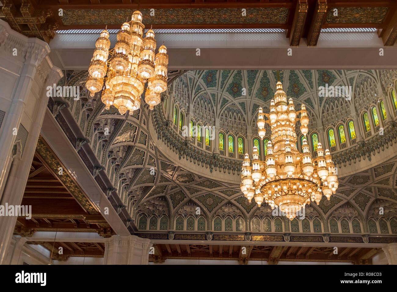 Lampadari e intricati dettagli architettonici in Sultan Qaboos Grande Moschea, Muscat Oman Foto Stock