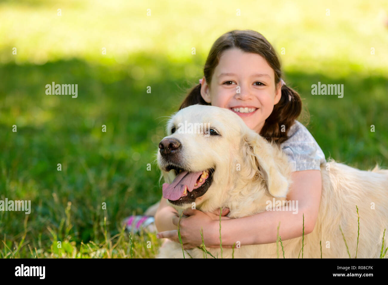 Ragazza è abbracciando il suo cane Foto Stock