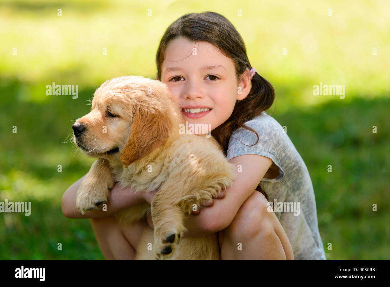 Ritratto di ragazza con cucciolo Foto Stock