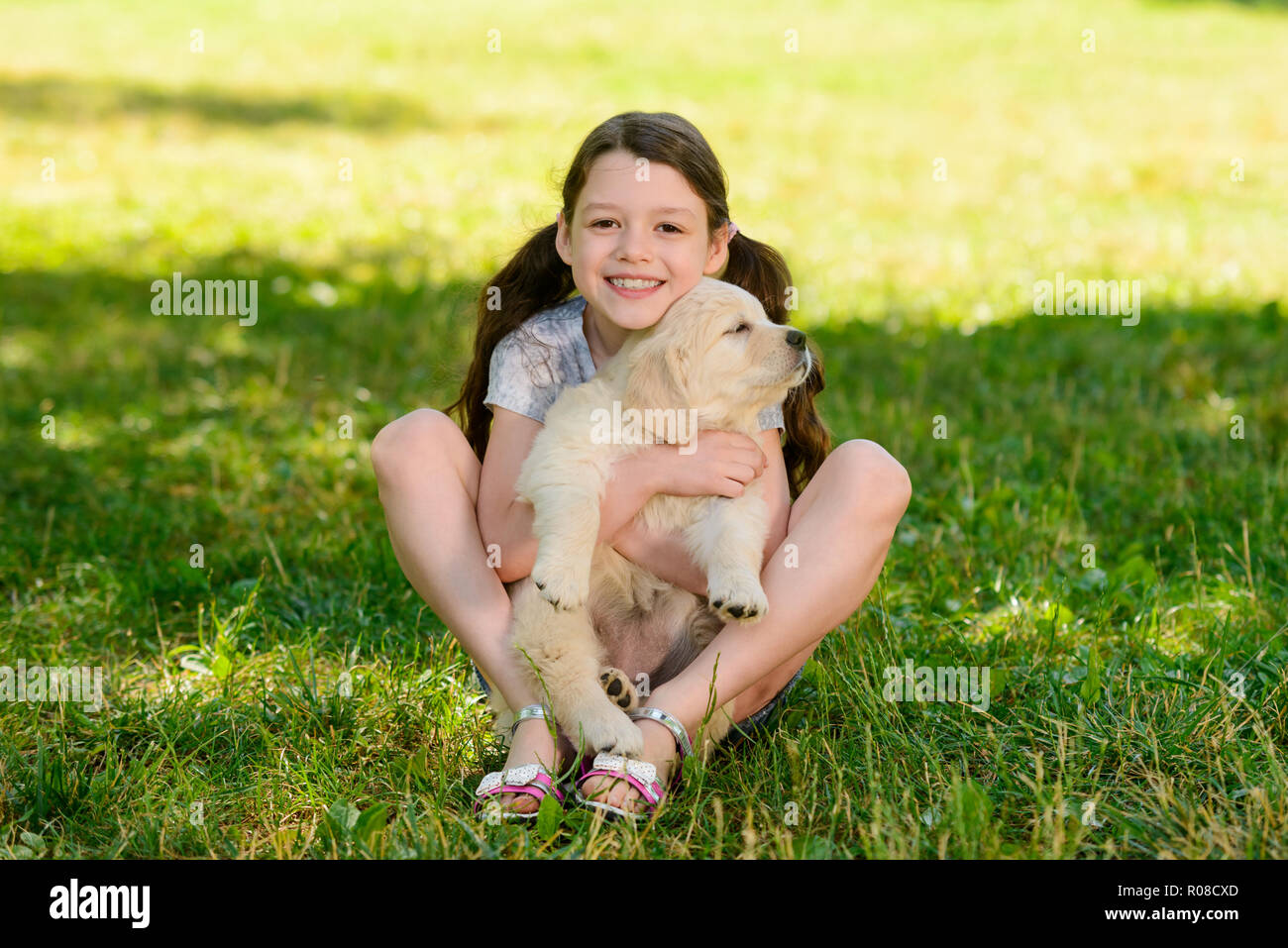 Kid sta abbracciando un cane Foto Stock