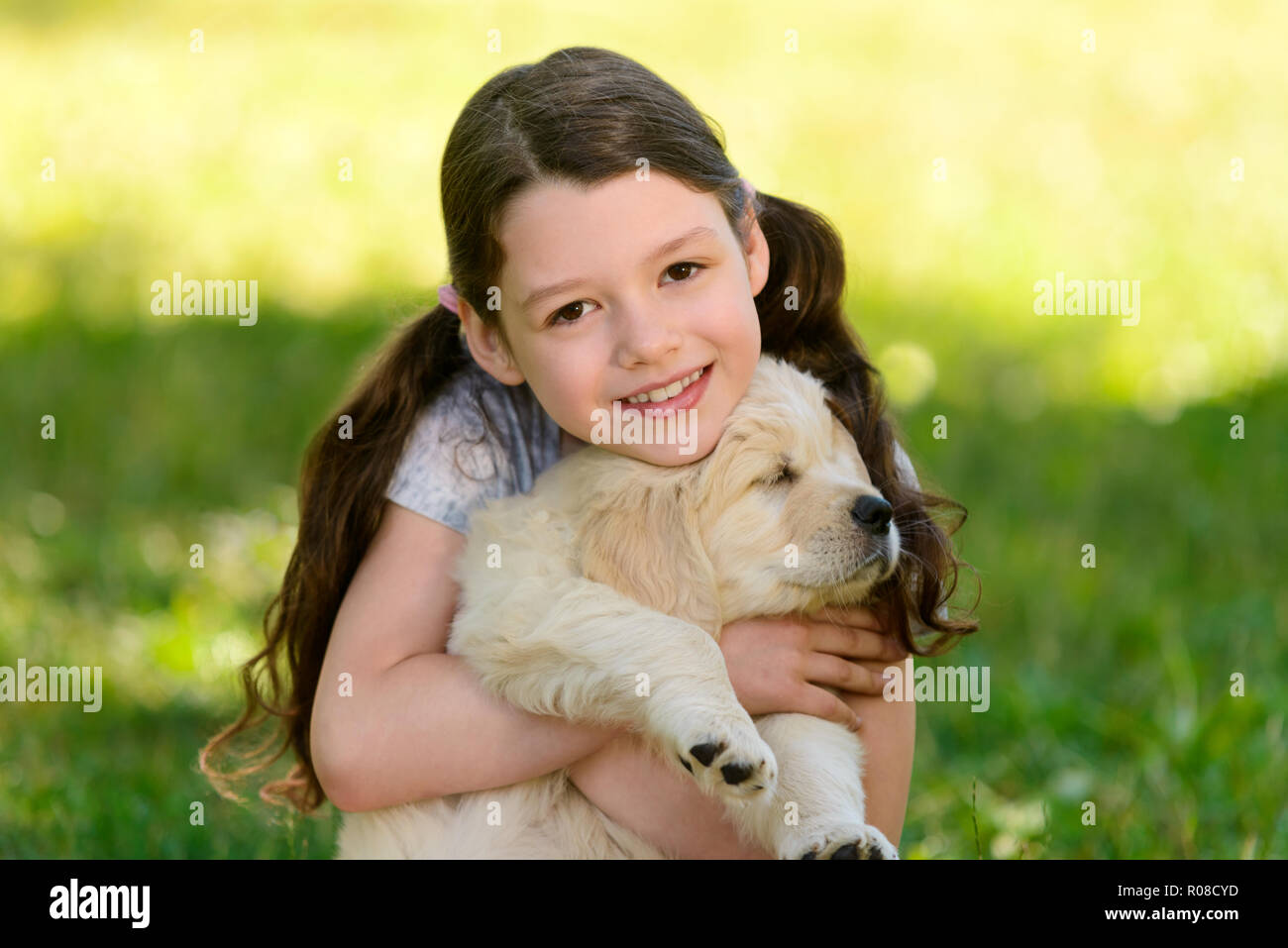 Ritratto di ragazza con cucciolo Foto Stock