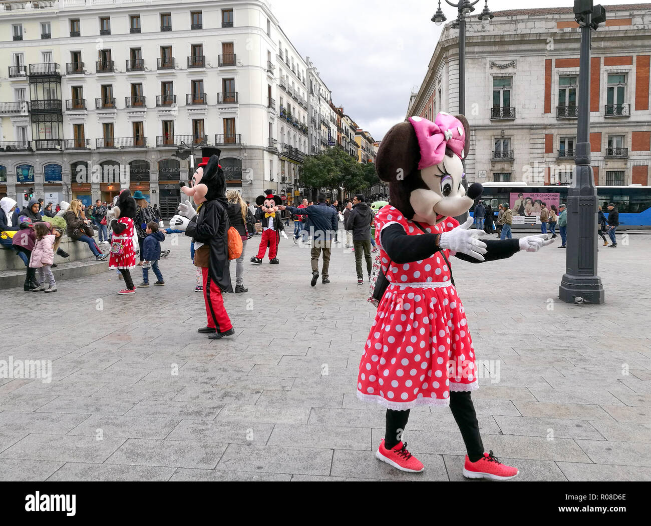 Madrid, Spagna. Aprile 30, 2017 : la gente in costume di Minnie e Mickey Mouse sono a piedi per intrattenere i turisti sulla strada di Plaza Puerta del Sol. Foto Stock