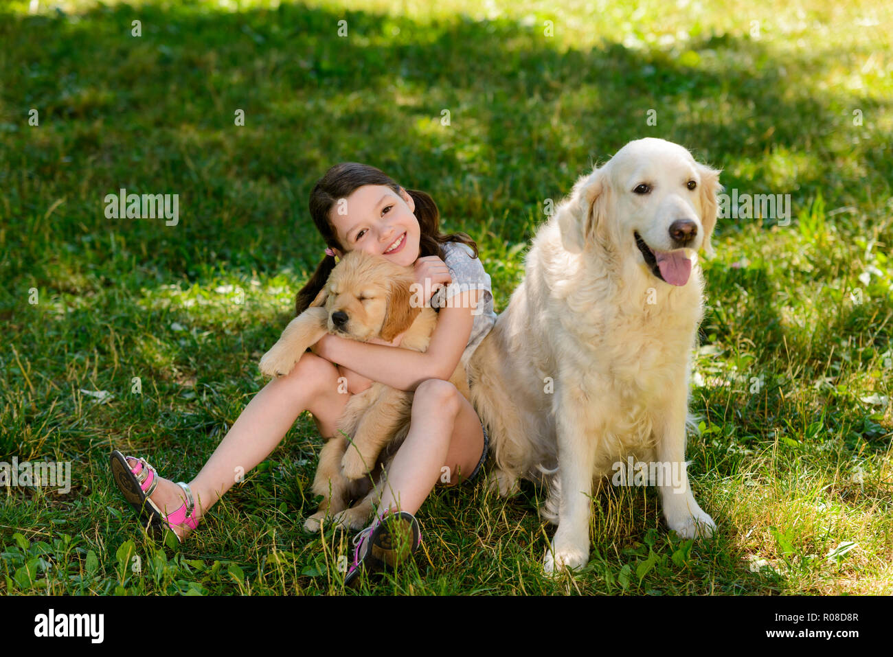 Il bambino è appoggiato con animali domestici Foto Stock
