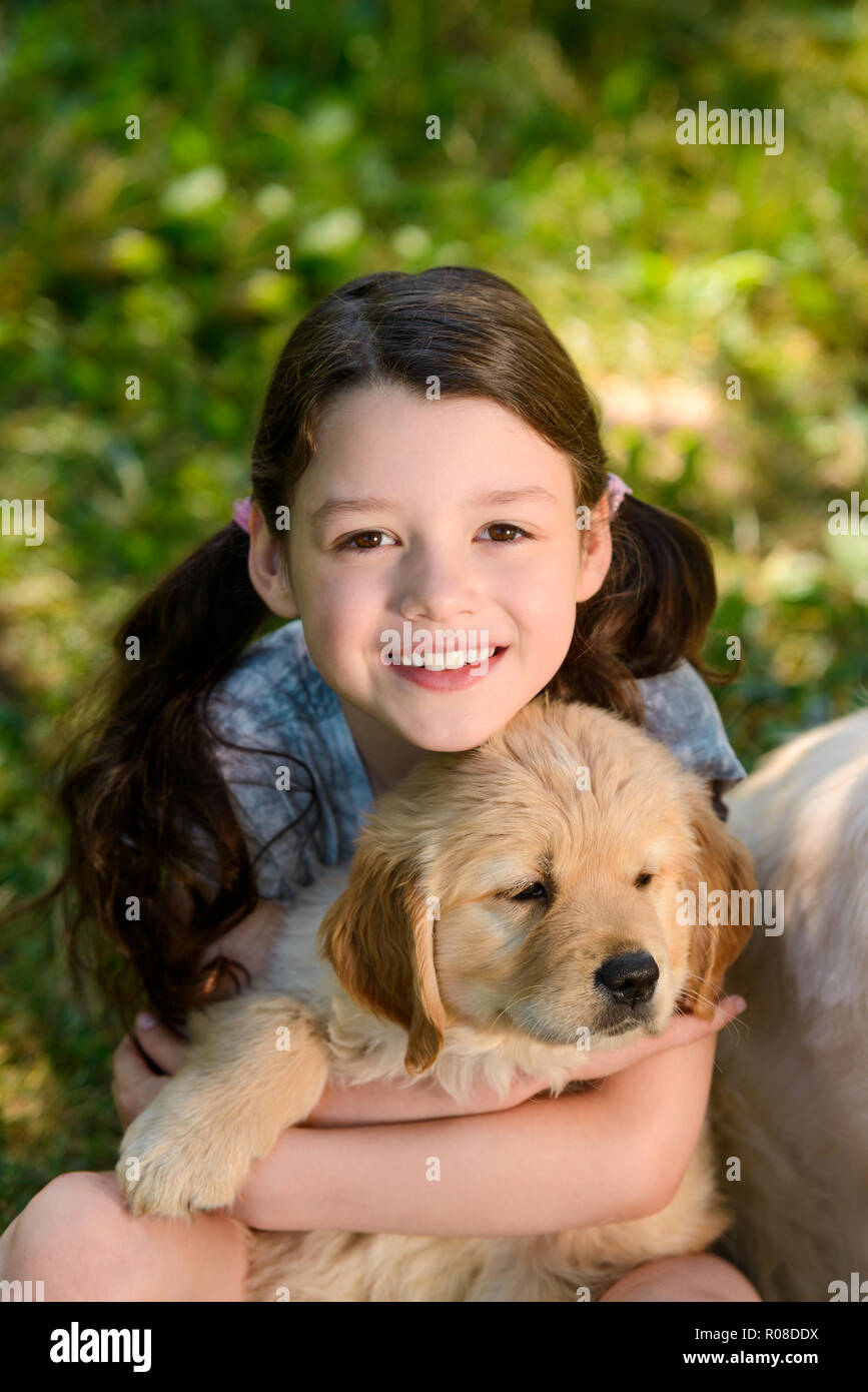 La ragazza è in possesso di un cucciolo Foto Stock