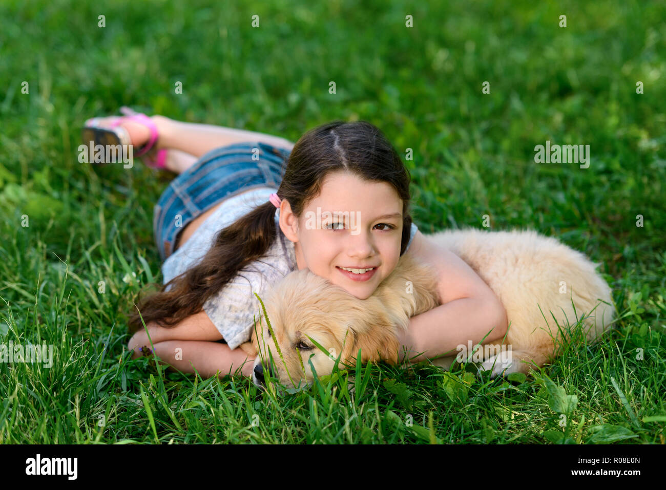 La ragazza e il suo cane Foto Stock