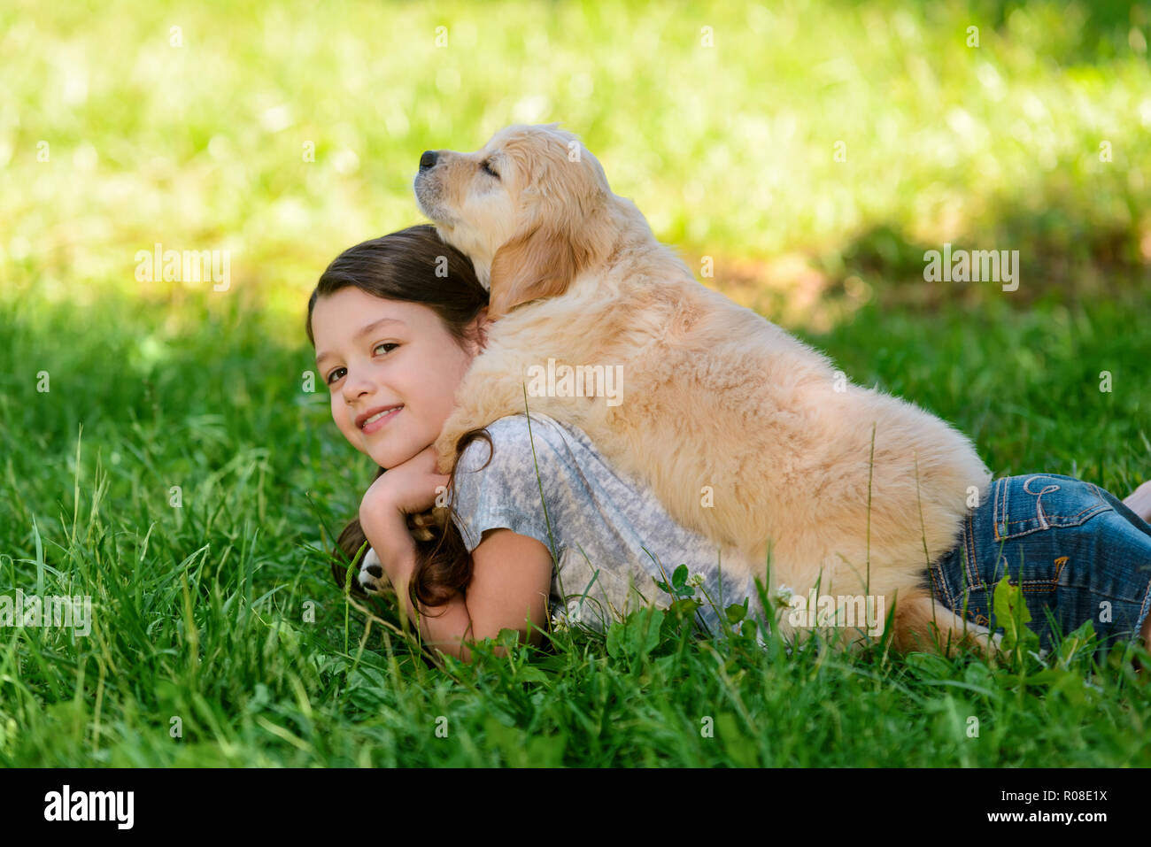Ragazza carina con un cane Foto Stock