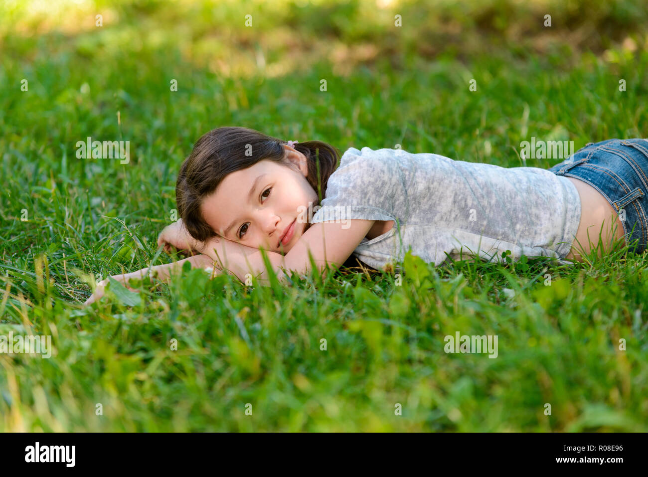 Premurosa ragazza in erba Foto Stock