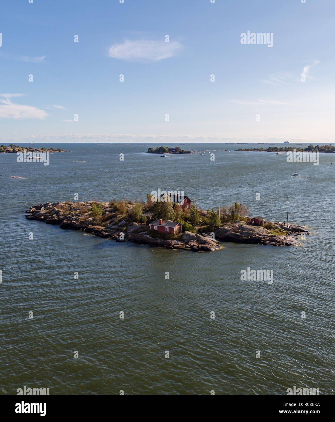 Piccola isola di Ryssänsaari fuori Helsinki Finlandia con piccoli cottage su un soleggiato e luminoso giorno Foto Stock